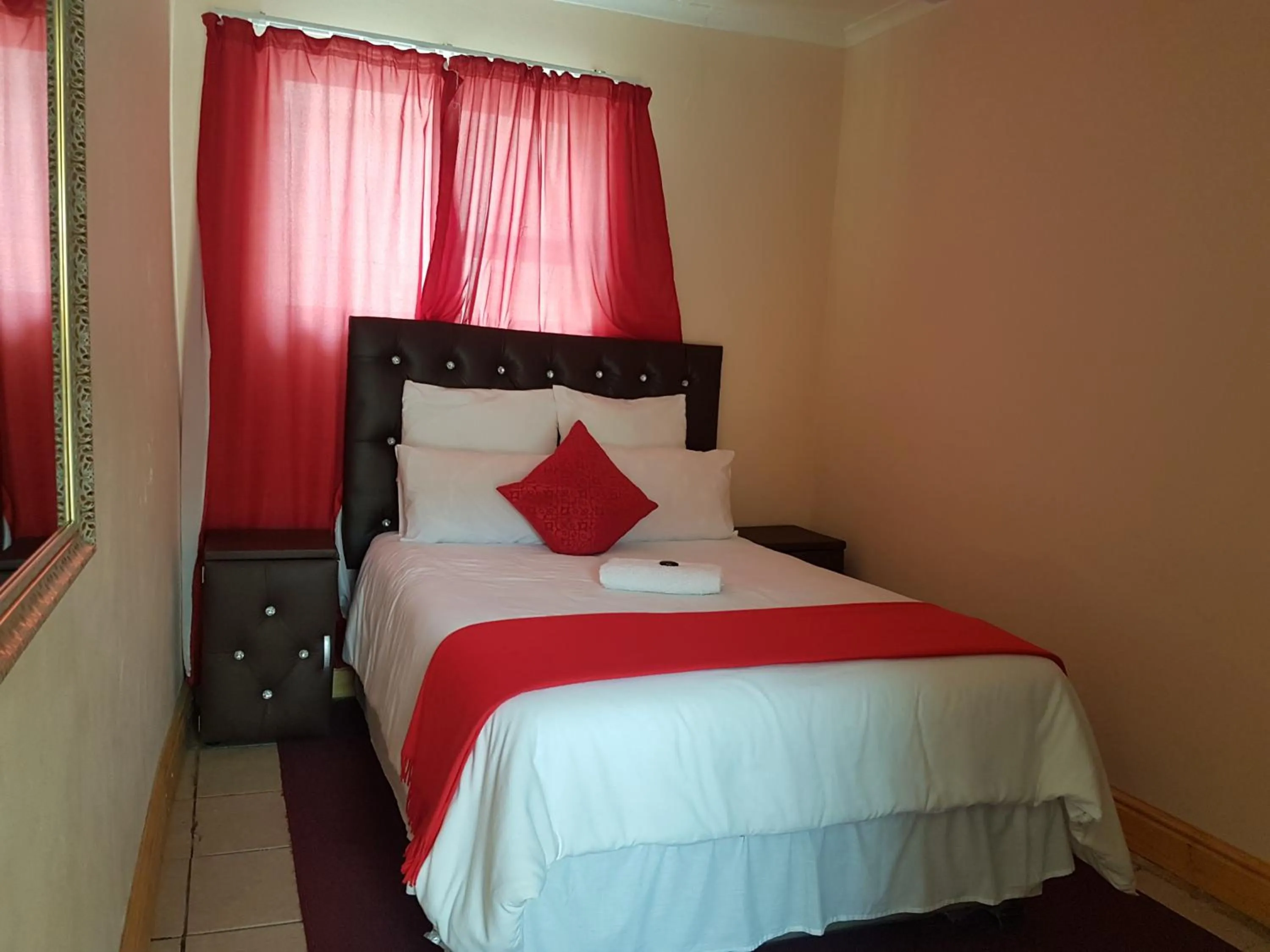 Bed in Stone Crescent Hotel