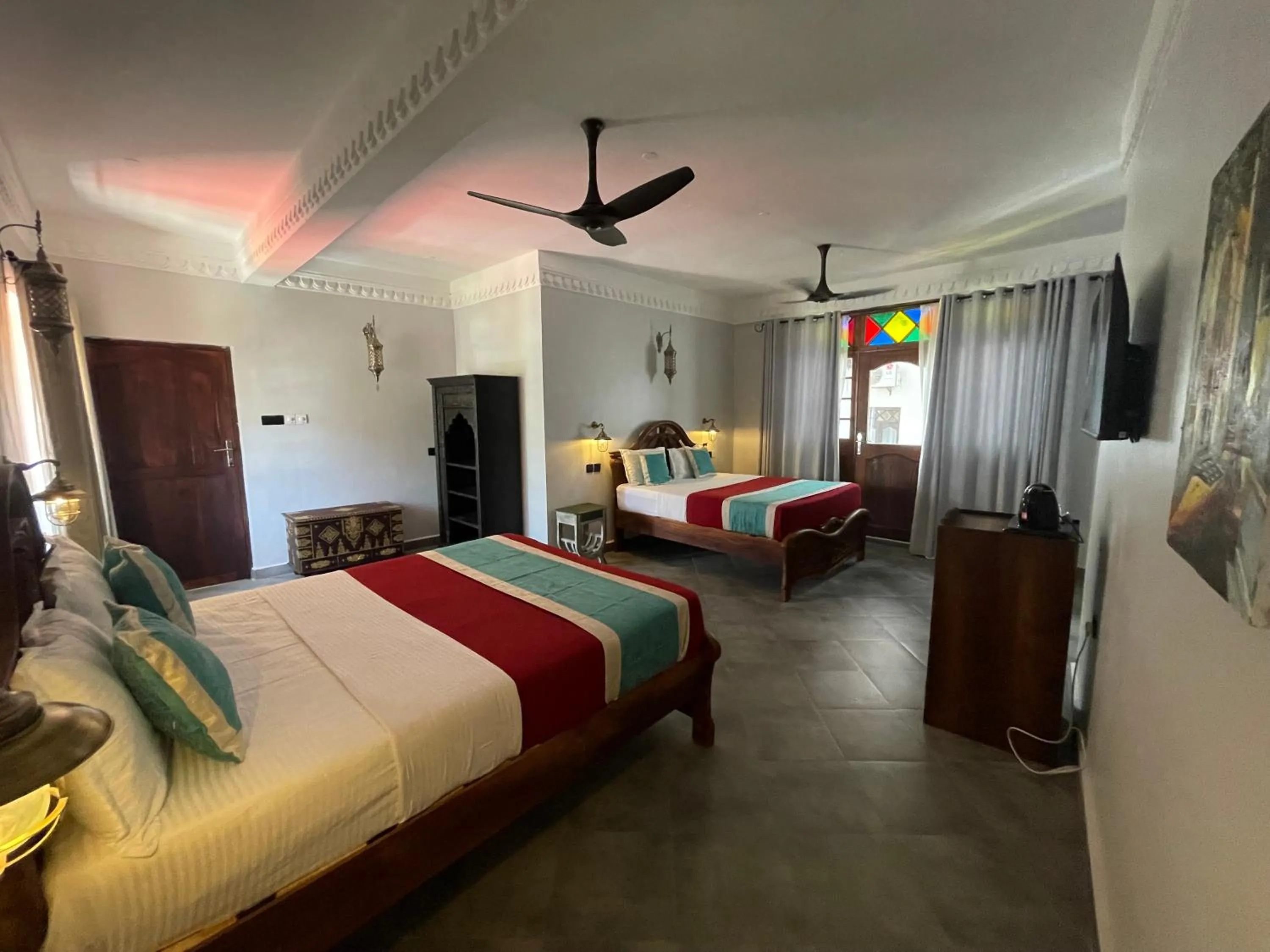 Communal lounge/ TV room, Bed in Mizingani Seafront Hotel