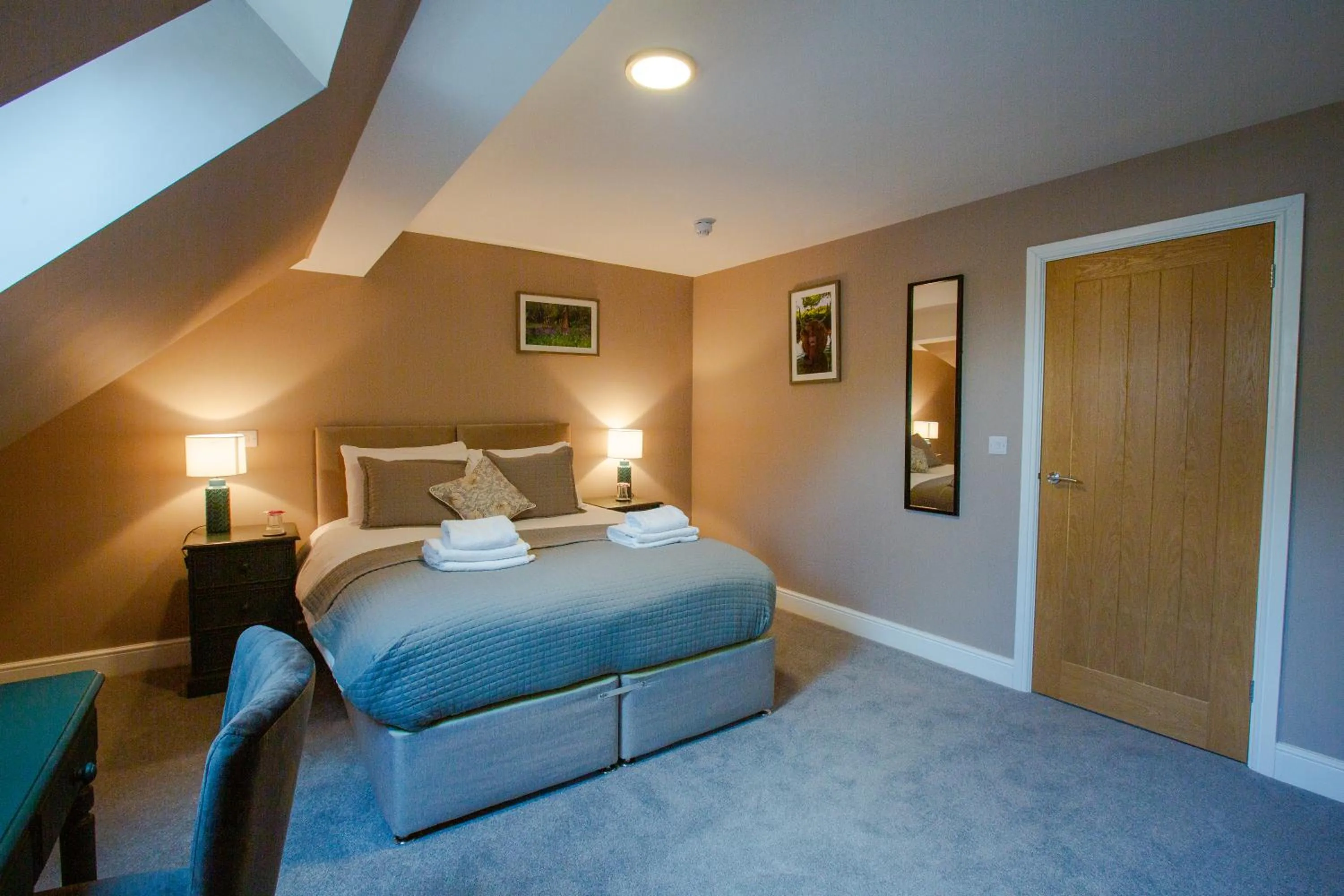 Bedroom, Bed in Woodfalls Inn