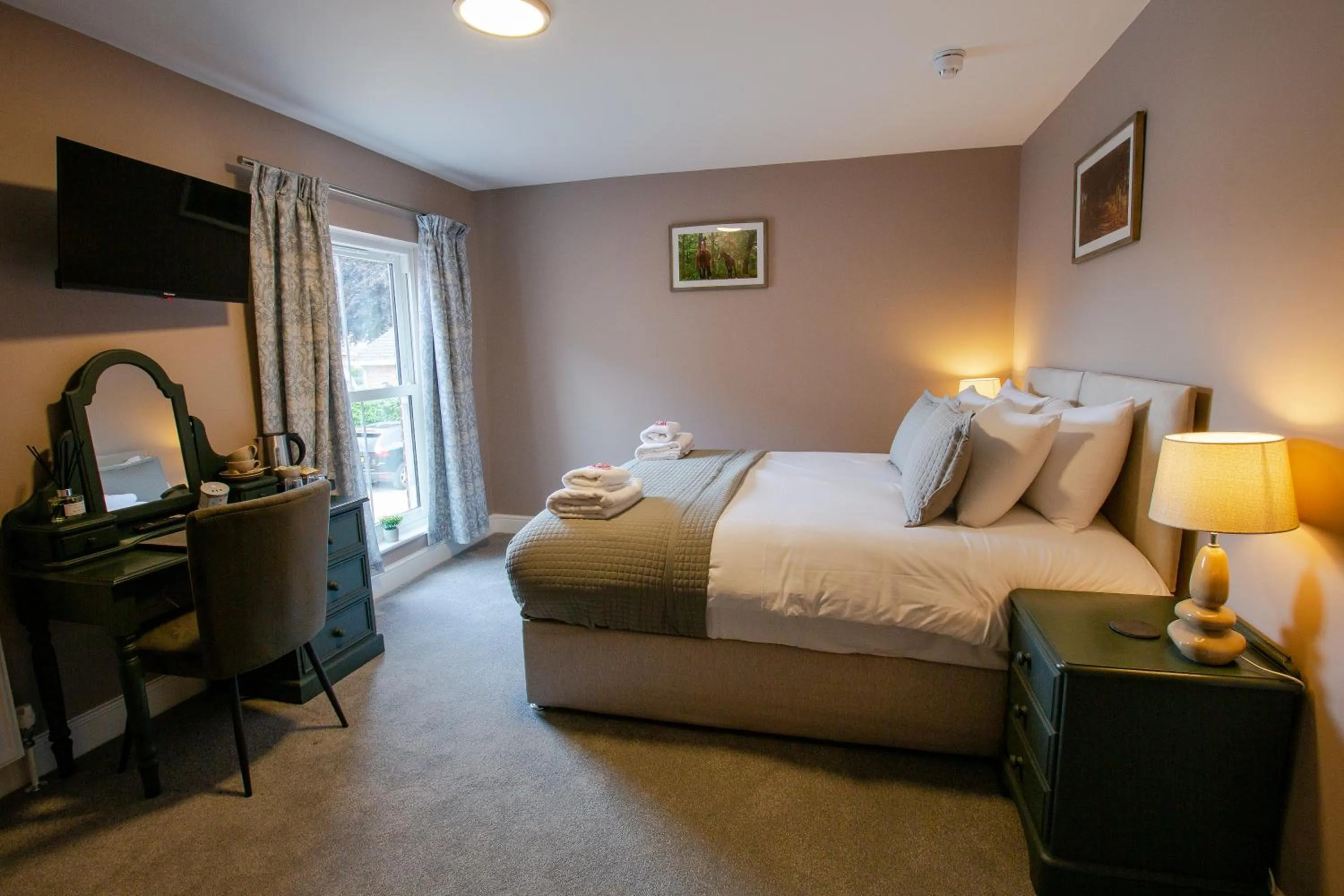 Bedroom, Bed in Woodfalls Inn