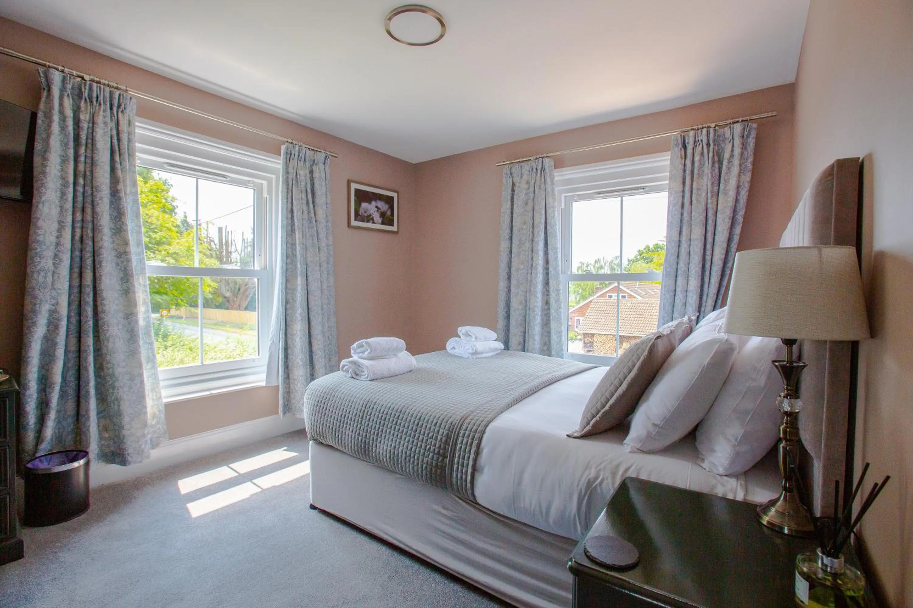 Bedroom, Bed in Woodfalls Inn
