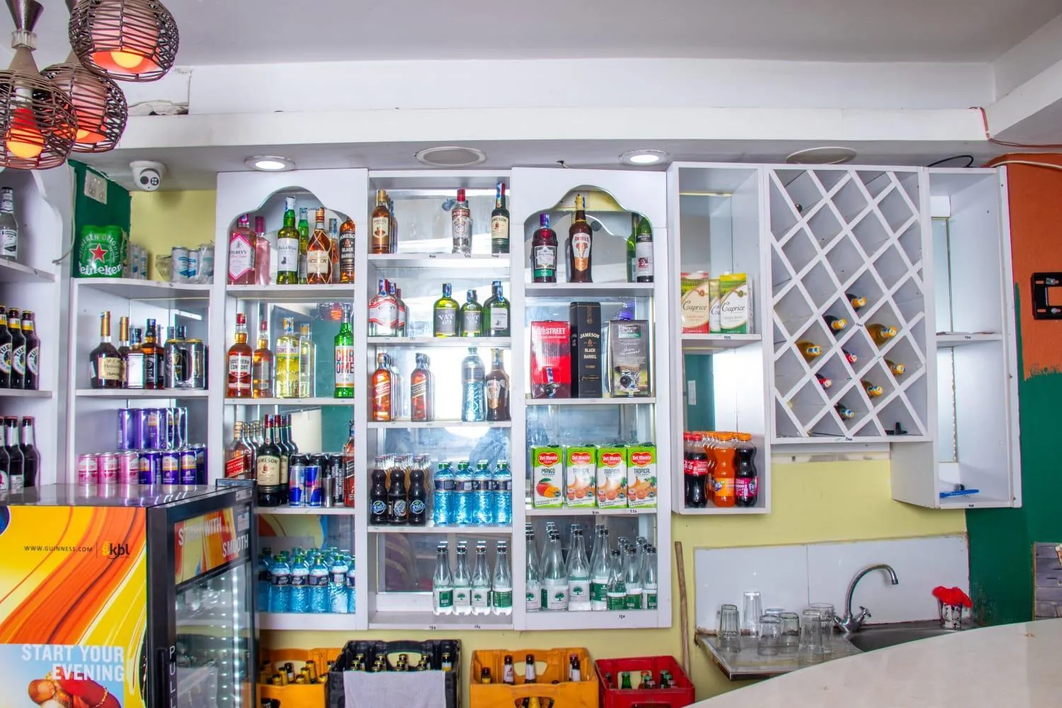 Restaurant/places to eat in Epitome Times Hotel