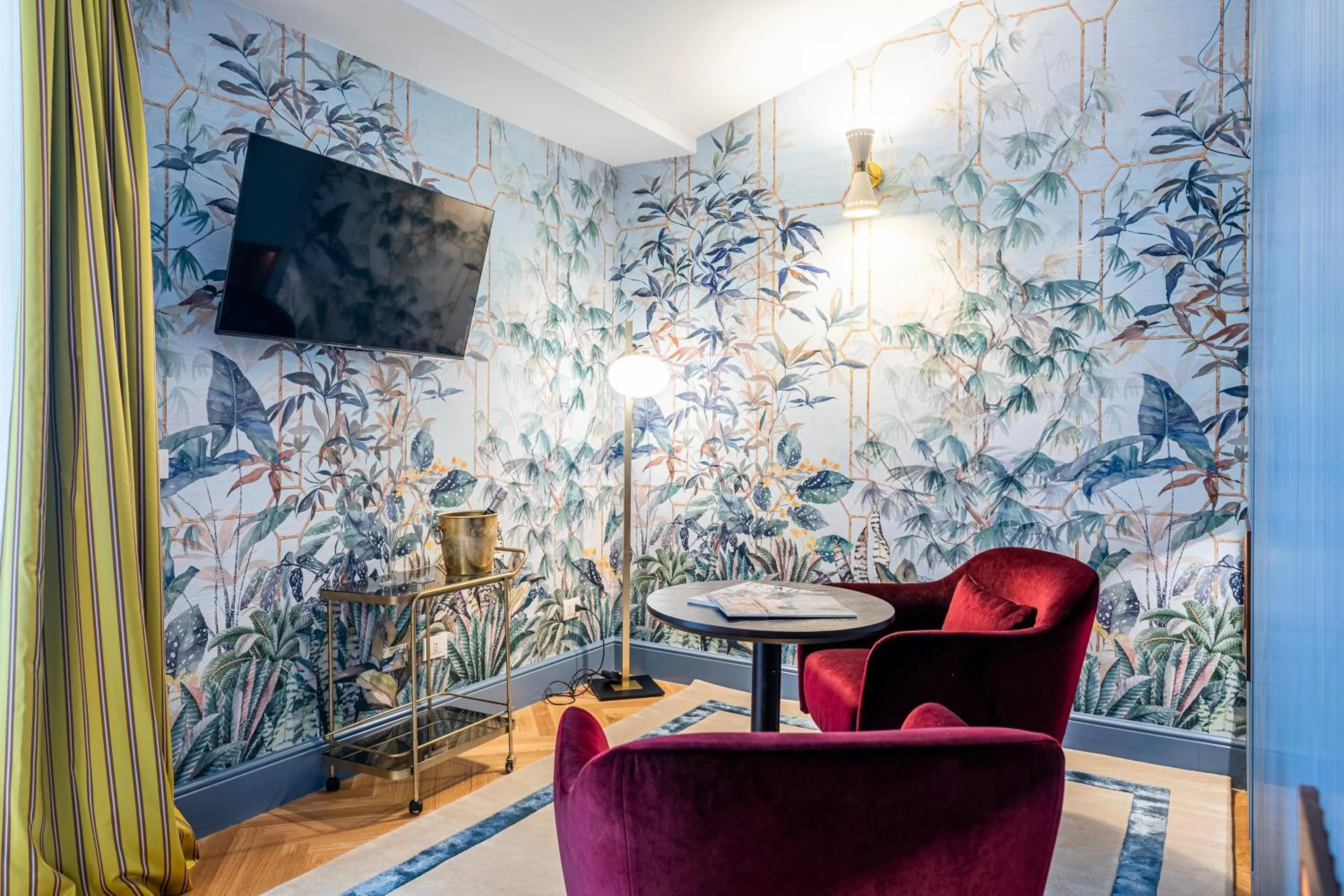 Communal lounge/ TV room in Glimpse Hotel