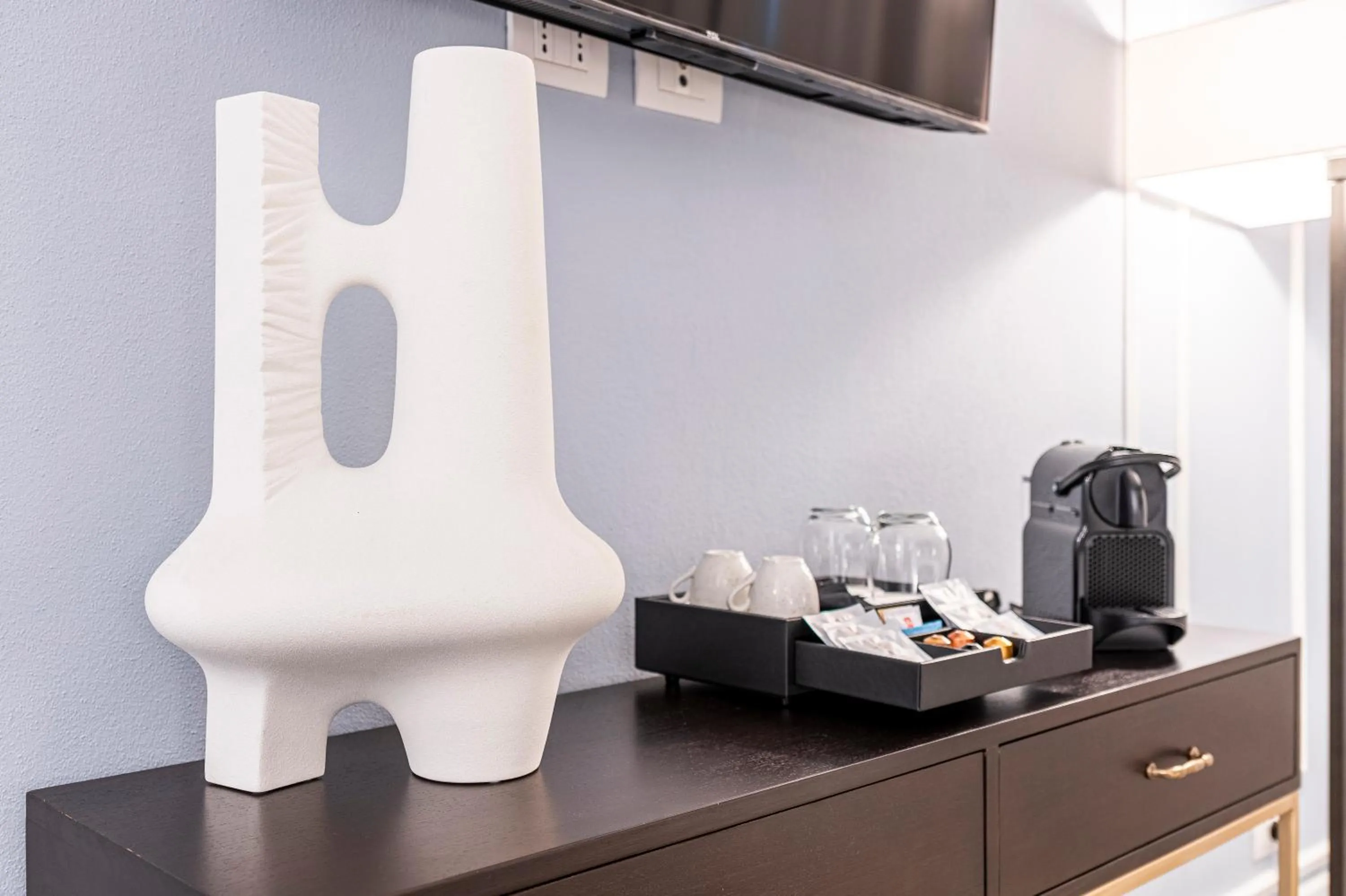 Coffee/tea facilities in Glimpse Hotel