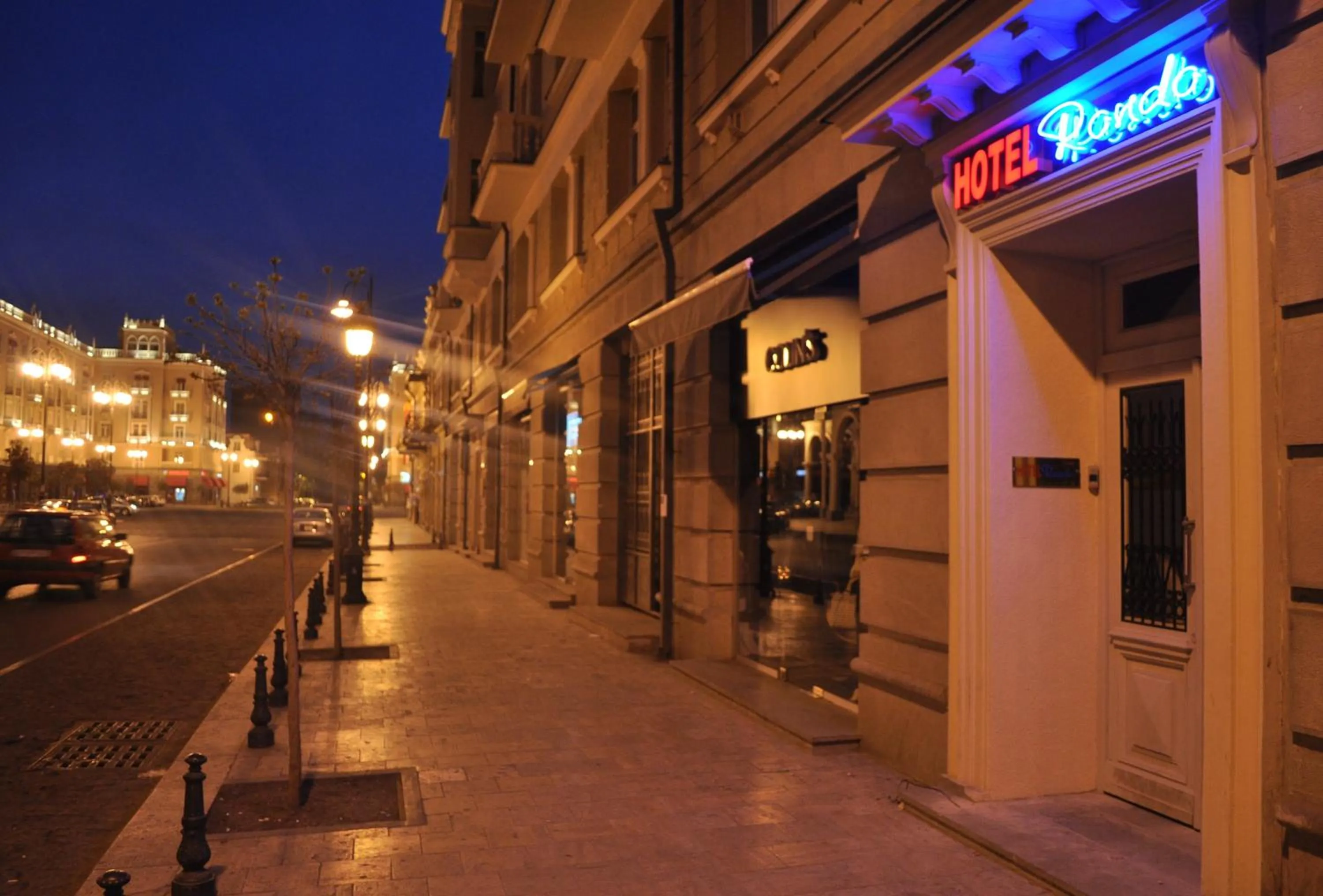 Facade/entrance in Rondo Hotel