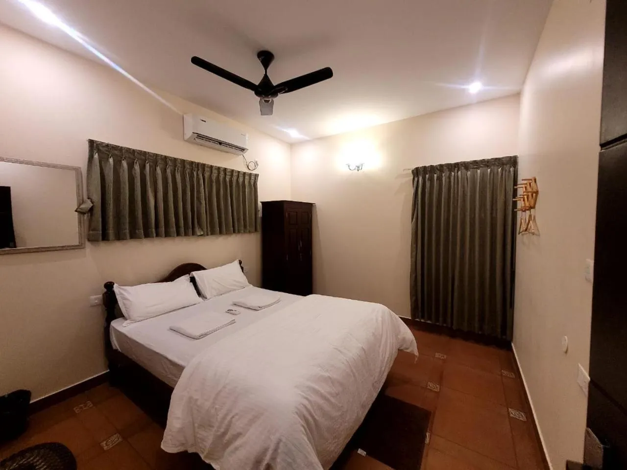 Photo of the whole room, Bed in Ponni Homestay Kumbakonam