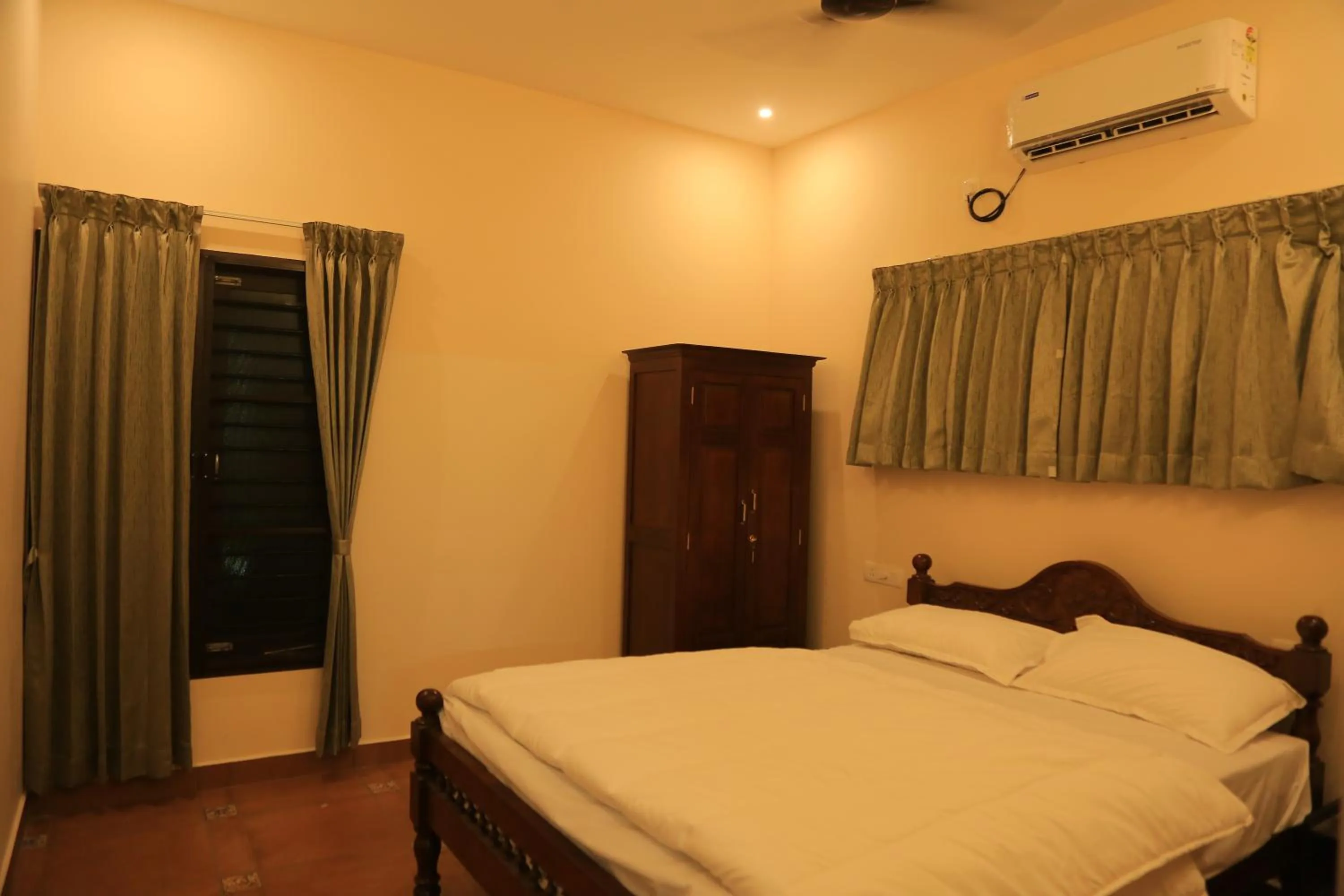 Photo of the whole room, Bed in Ponni Homestay Kumbakonam