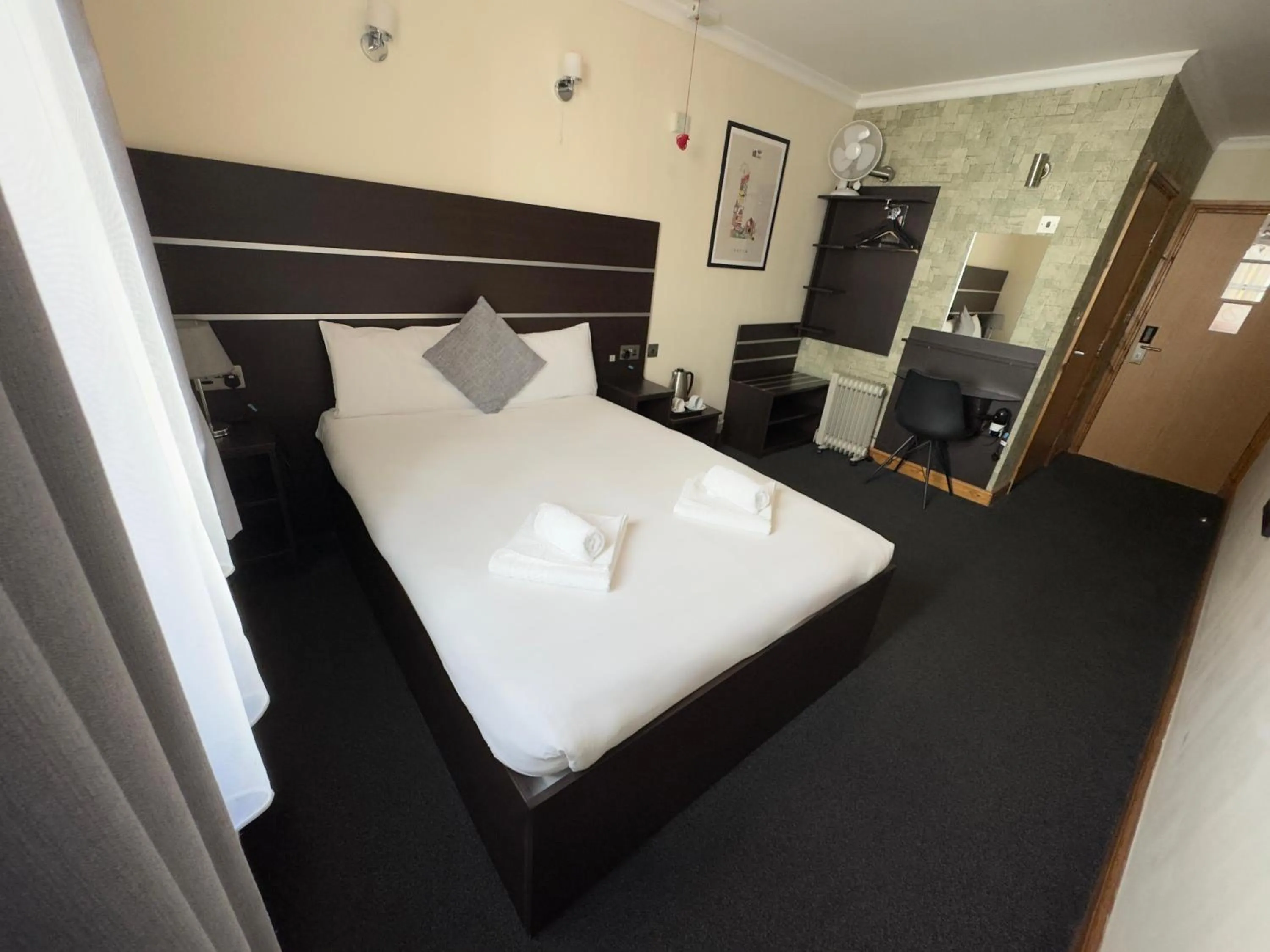 Photo of the whole room, Bed in Epsilon Hotel