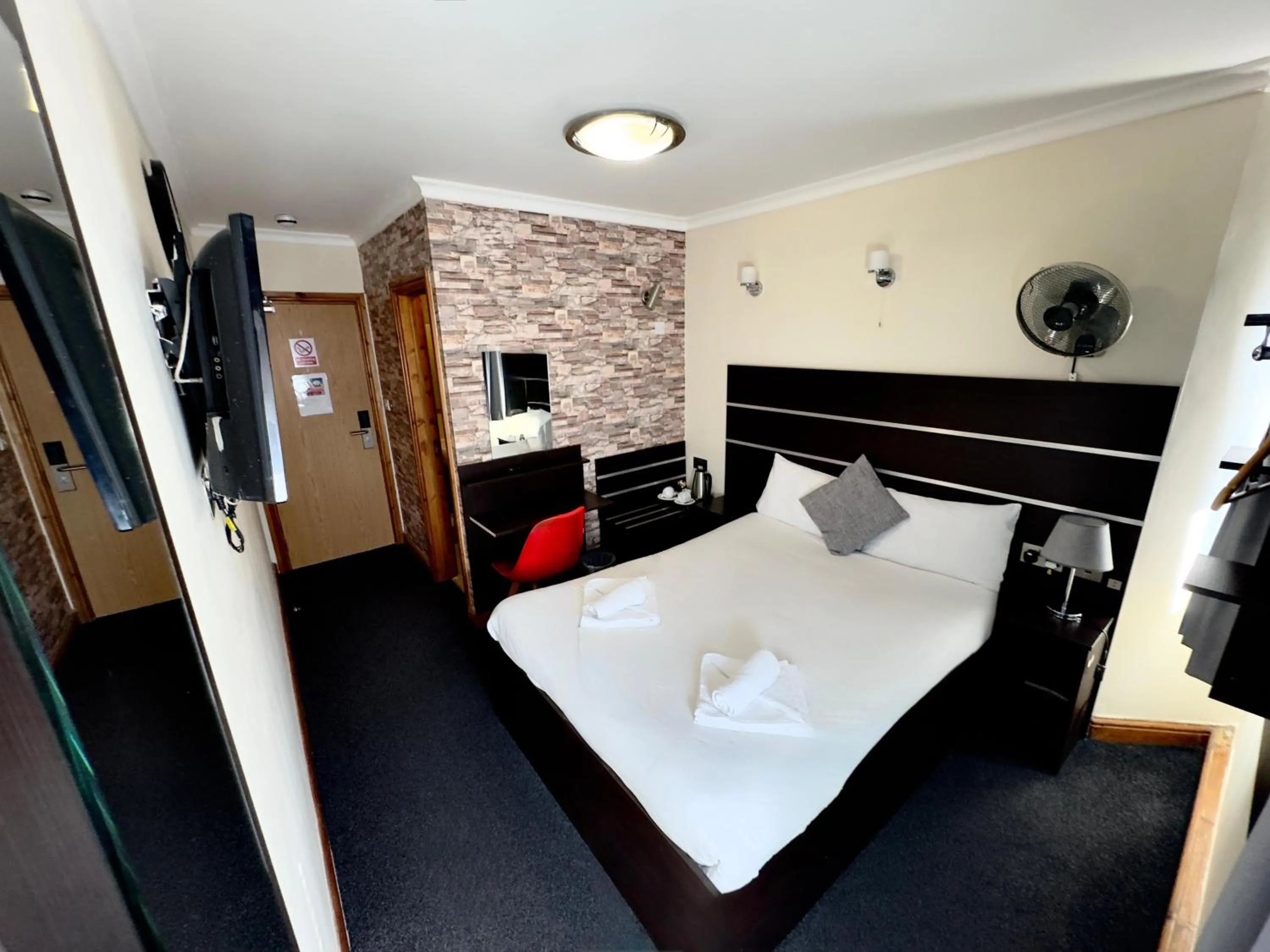 Photo of the whole room, Bed in Epsilon Hotel