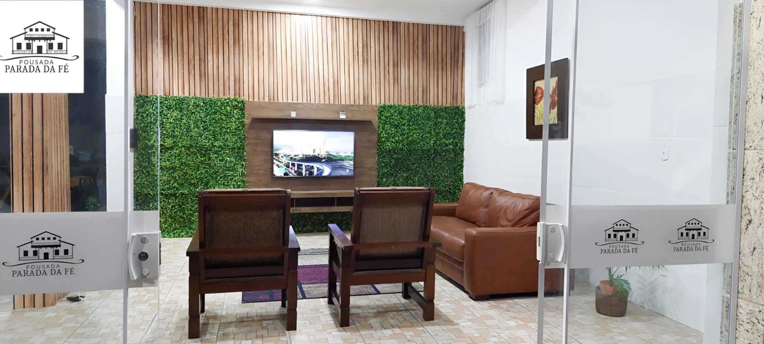 Communal lounge/ TV room in Pousada Parada Da Fé