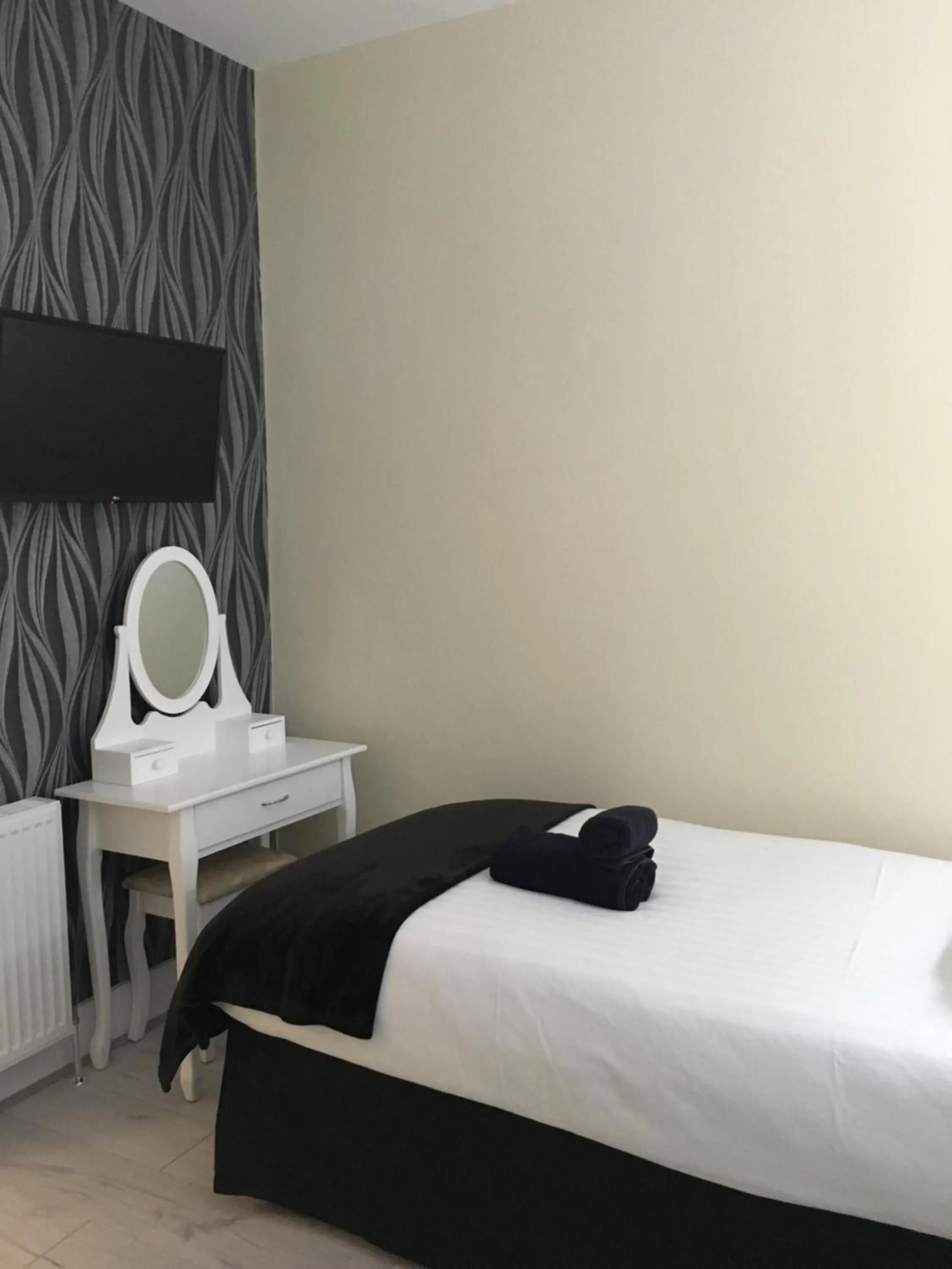 Bedroom, Bed in Happy Return Hotel