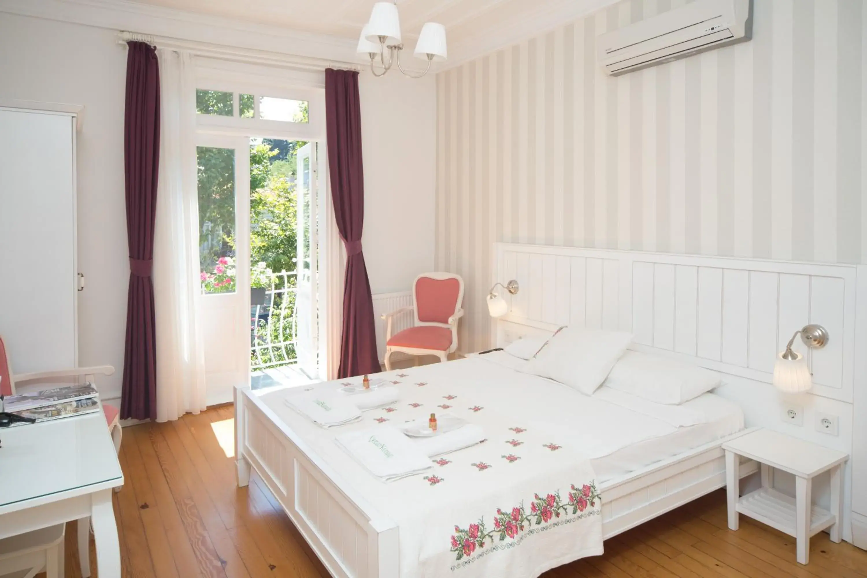 Classic Double Room with Balcony in Cenar Konak Butik Hotel Classic Double Room with Balcony in Cenar Konak Butik Hotel