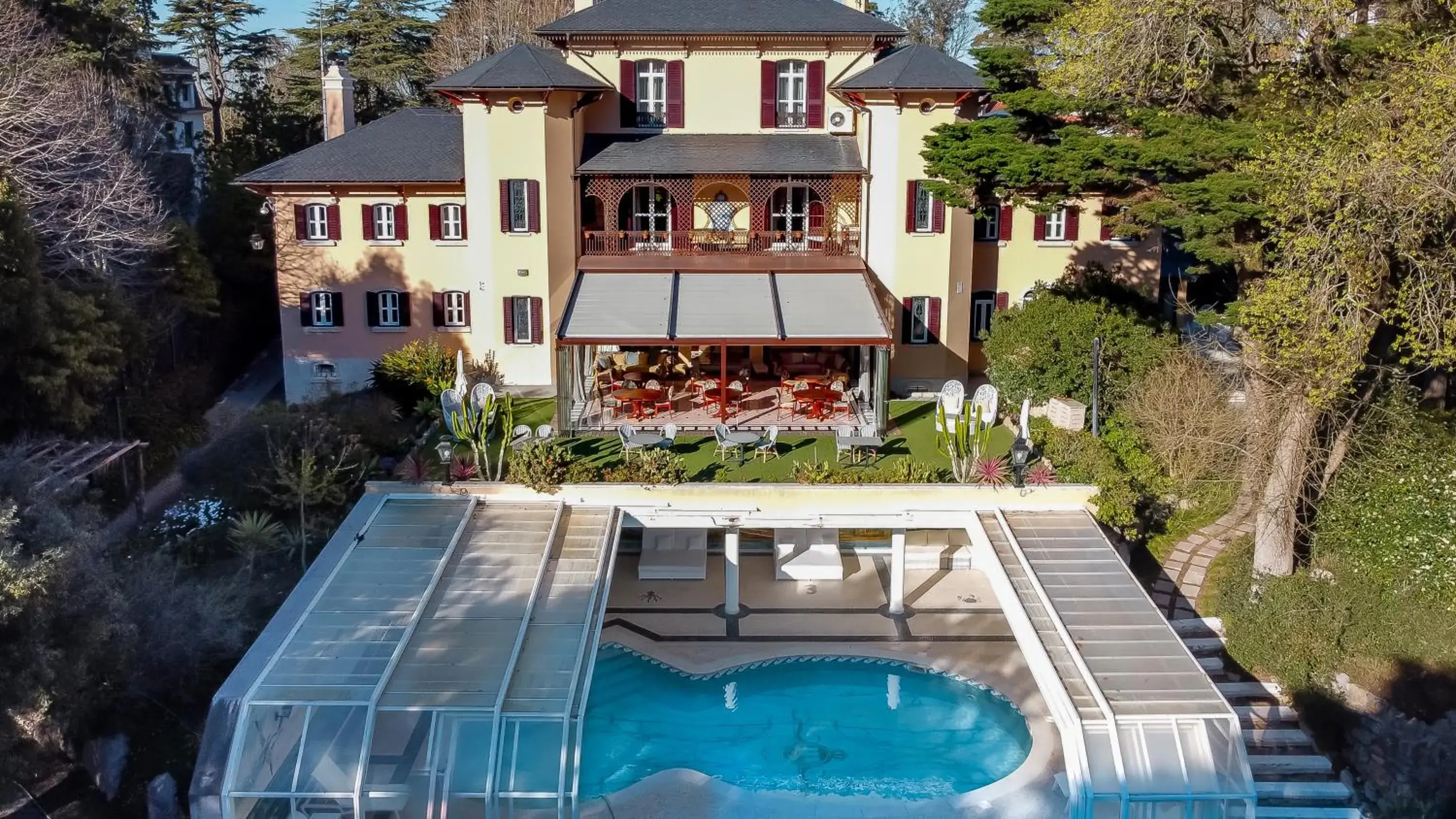 Facade/entrance in Sintra Marmoris Palace Facade/entrance in Sintra Marmoris Palace