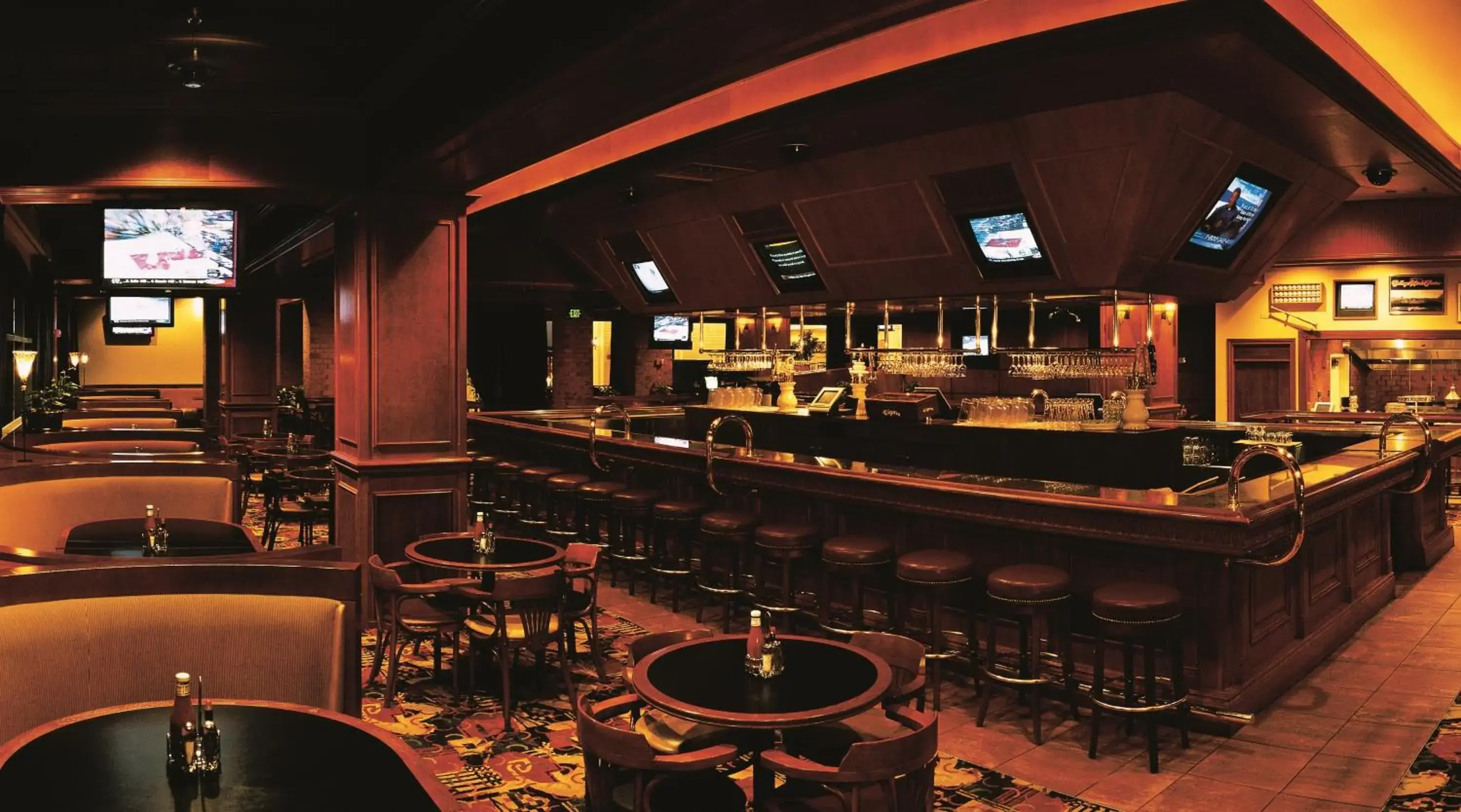 Lounge or bar in Ameristar Casino Hotel Council Bluffs Lounge or bar in Ameristar Casino Hotel Council Bluffs