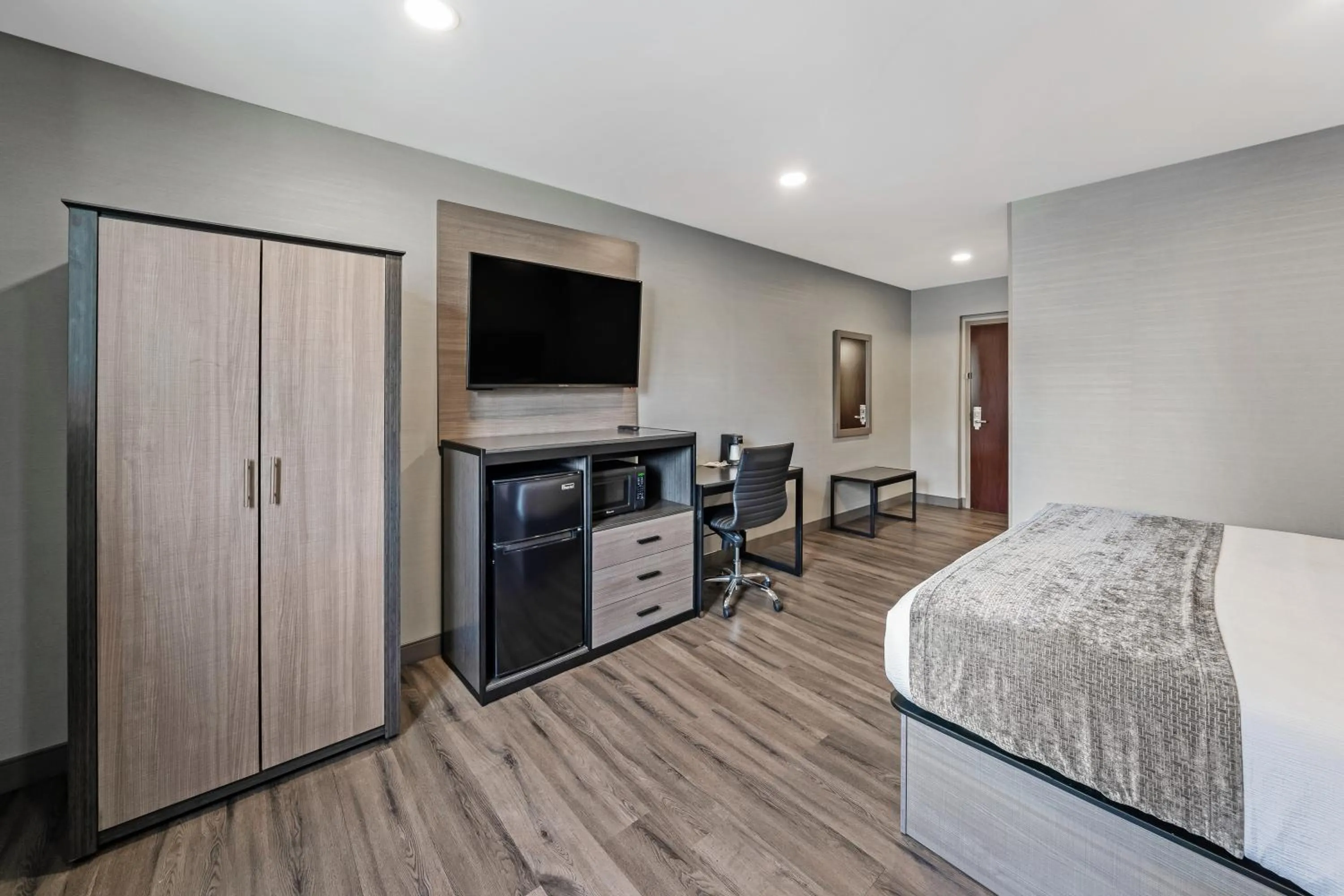 Bed in Americas Best Value Inn Foxboro