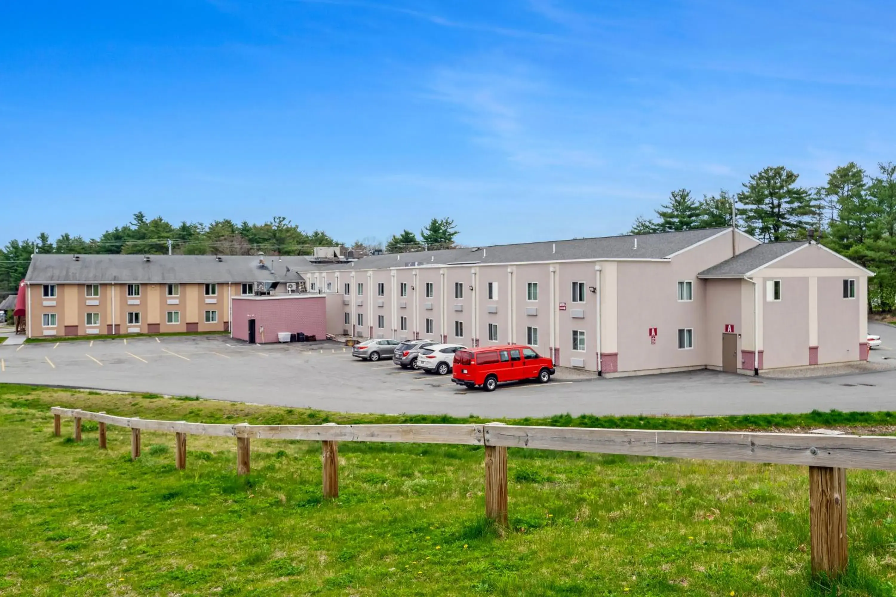 Property building in Americas Best Value Inn Foxboro Property building in Americas Best Value Inn Foxboro