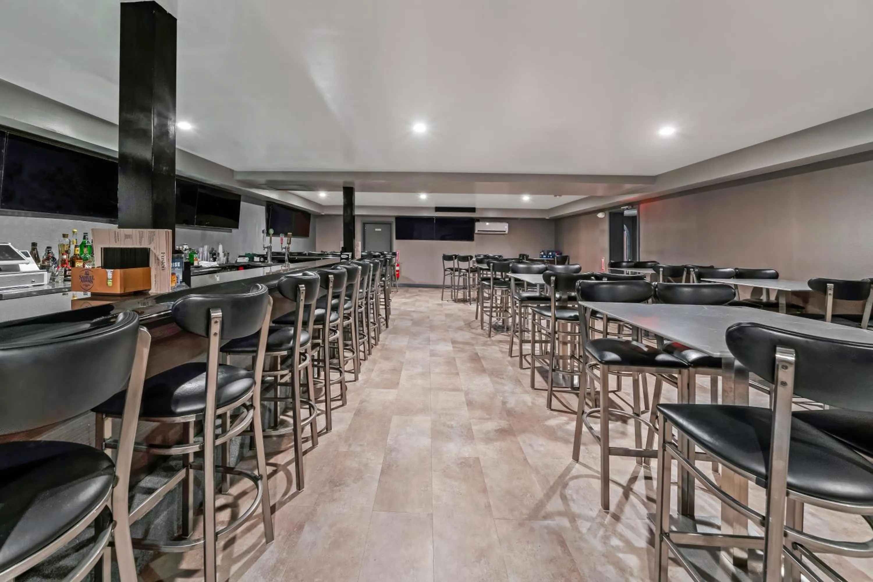 Restaurant/places to eat in Americas Best Value Inn Foxboro