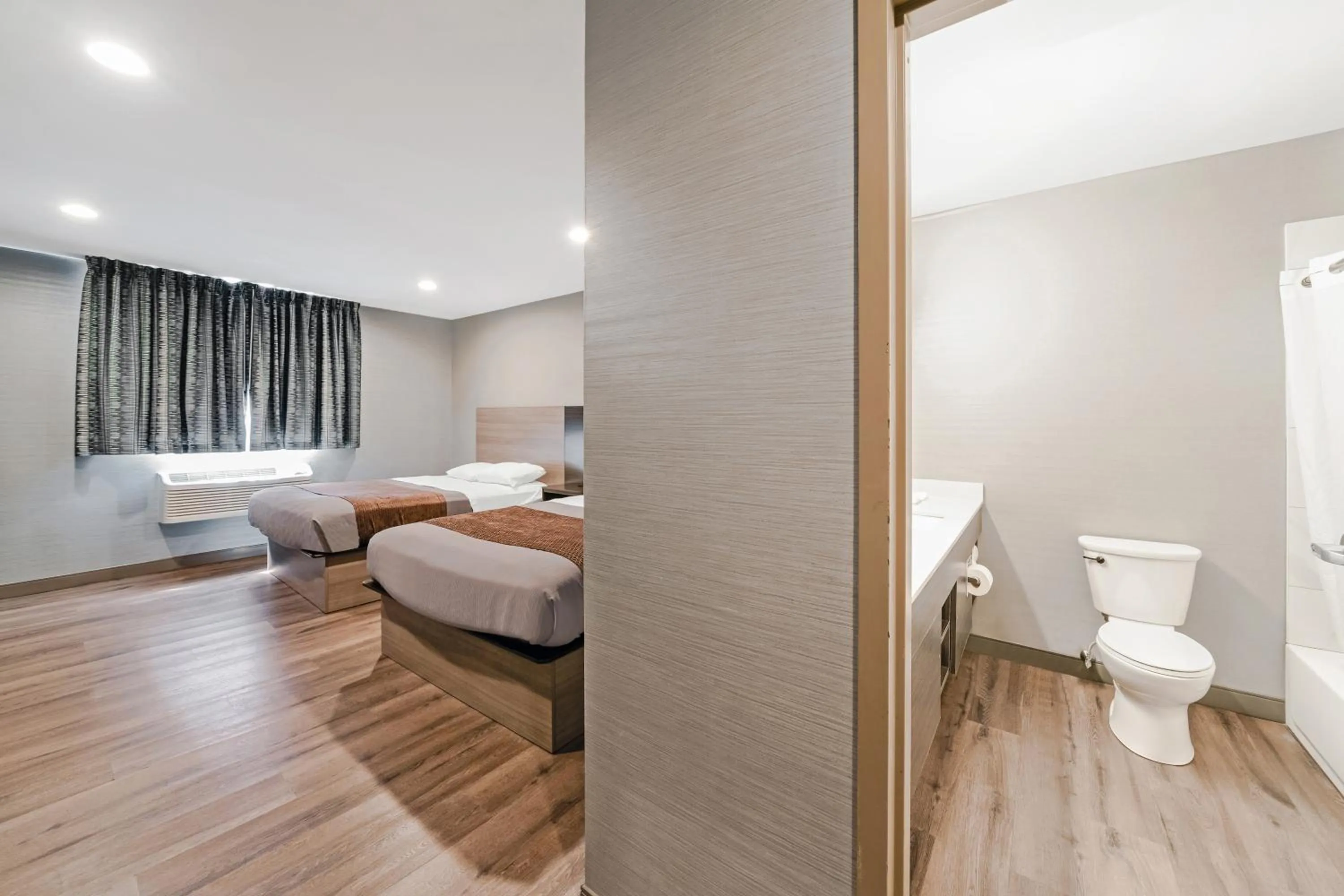 Toilet, Bed in Americas Best Value Inn Foxboro