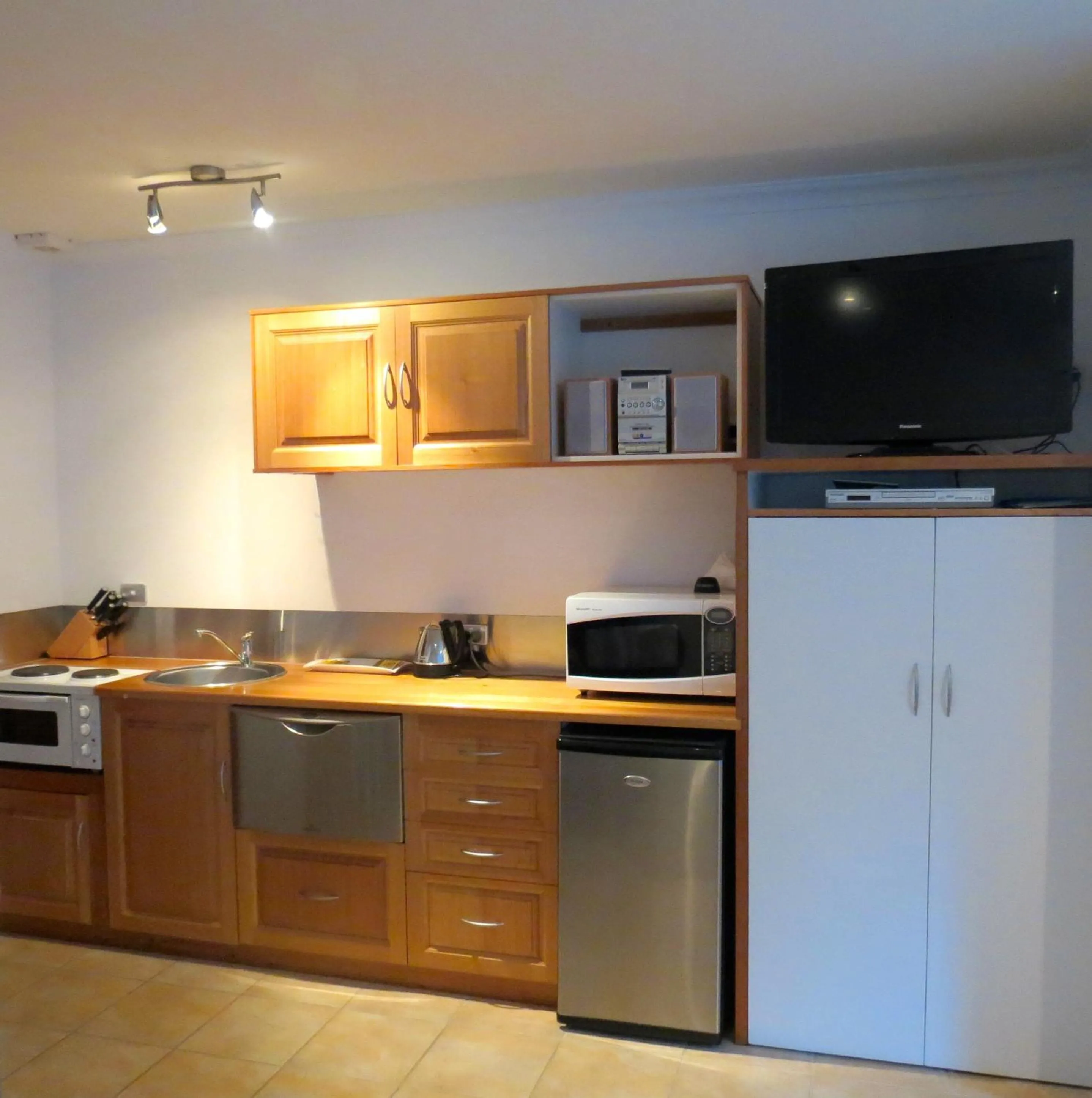 Kitchen or kitchenette in The Wave Oasis SC B&B