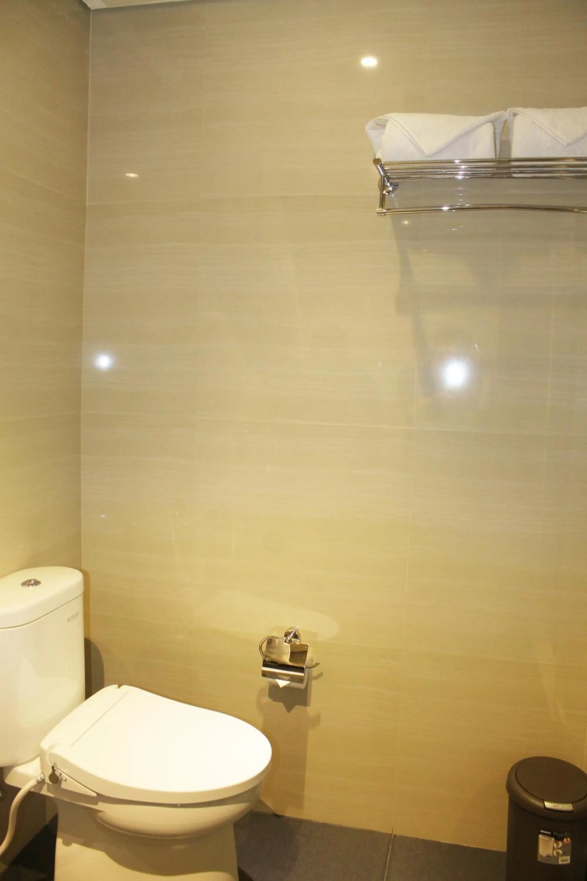 Toilet in Kutabex Beachfront Hotel