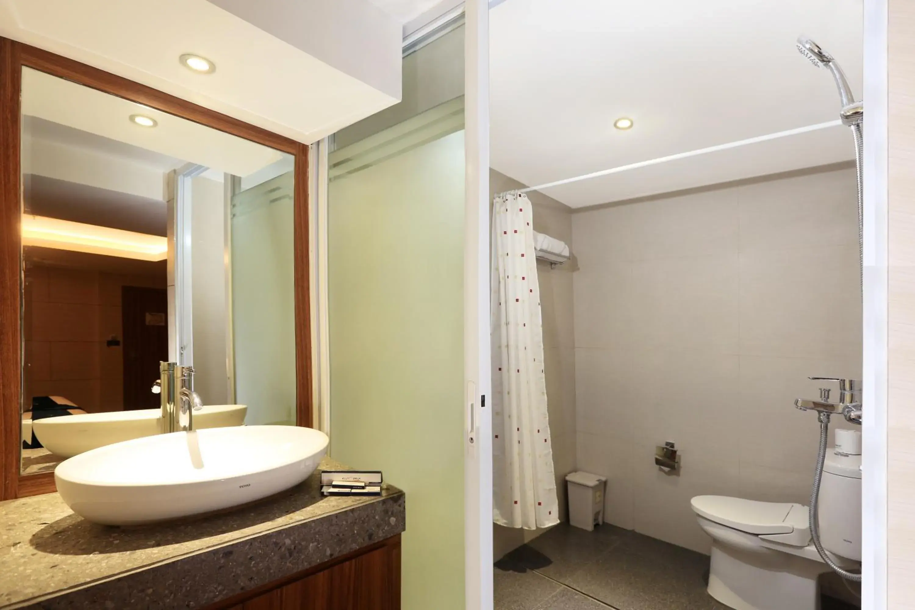 Bathroom in Kutabex Beachfront Hotel Bathroom in Kutabex Beachfront Hotel