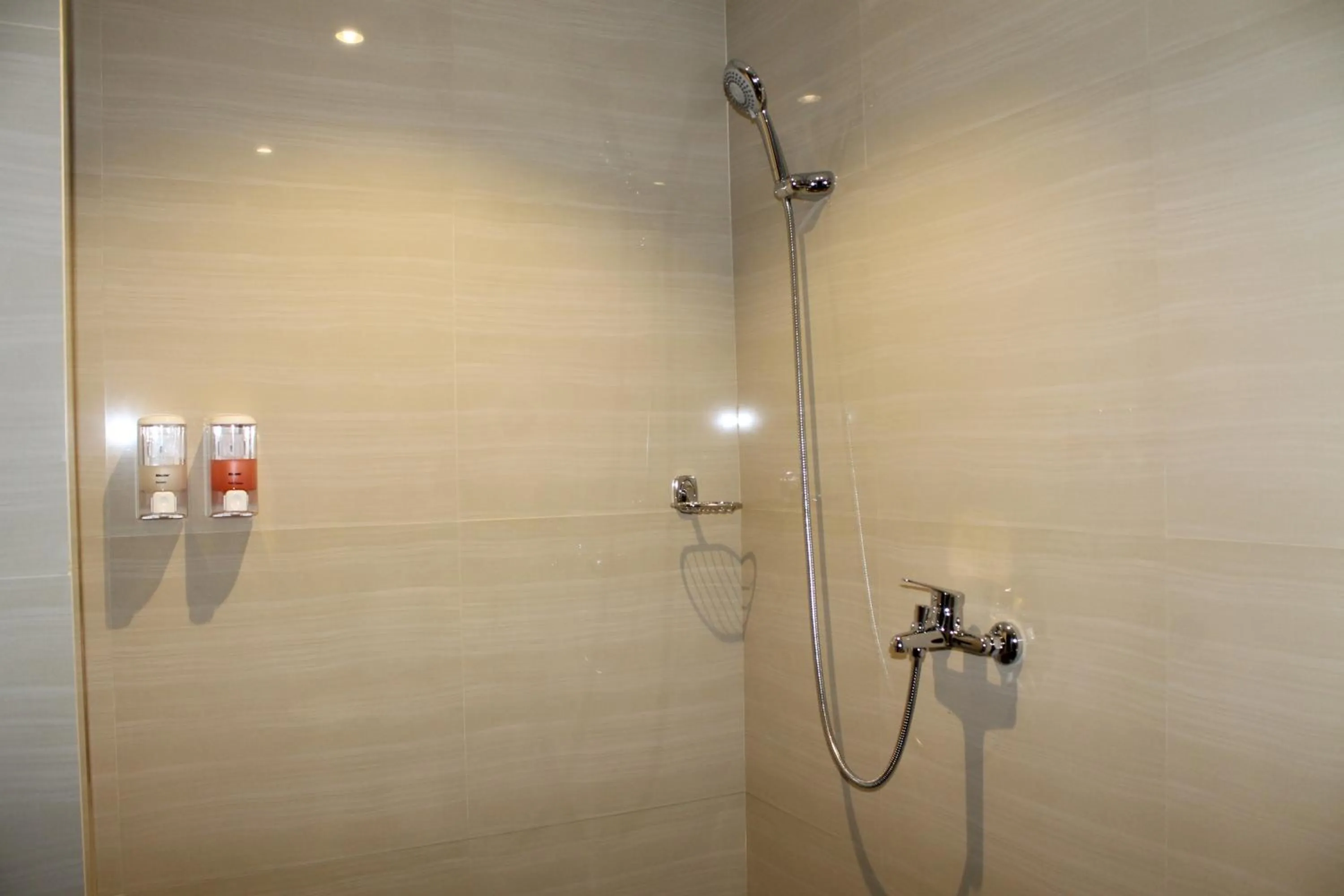 Shower in Kutabex Beachfront Hotel
