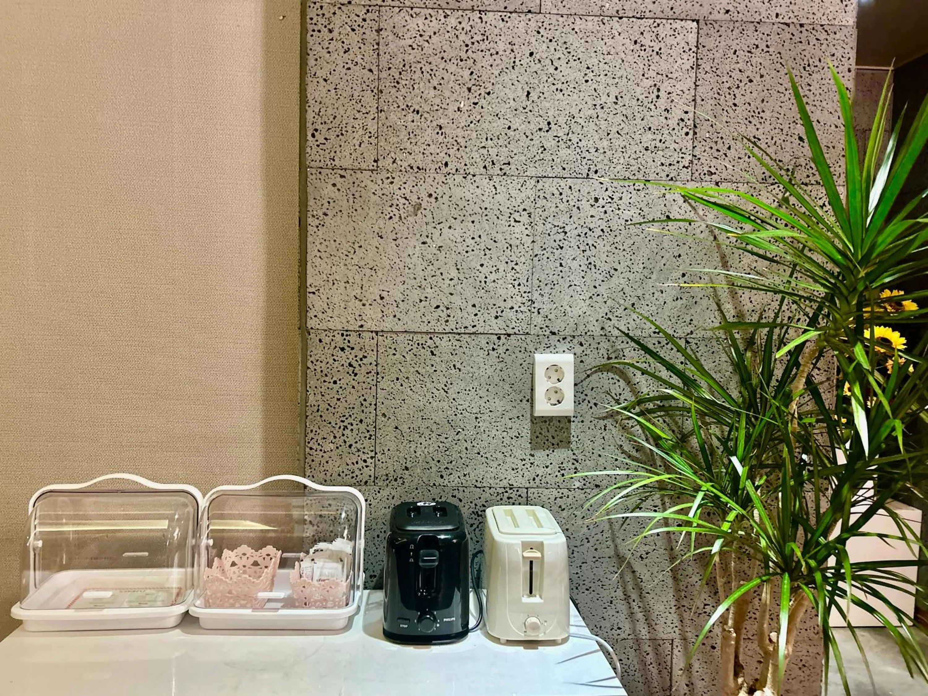 toaster in 2SOME Motel