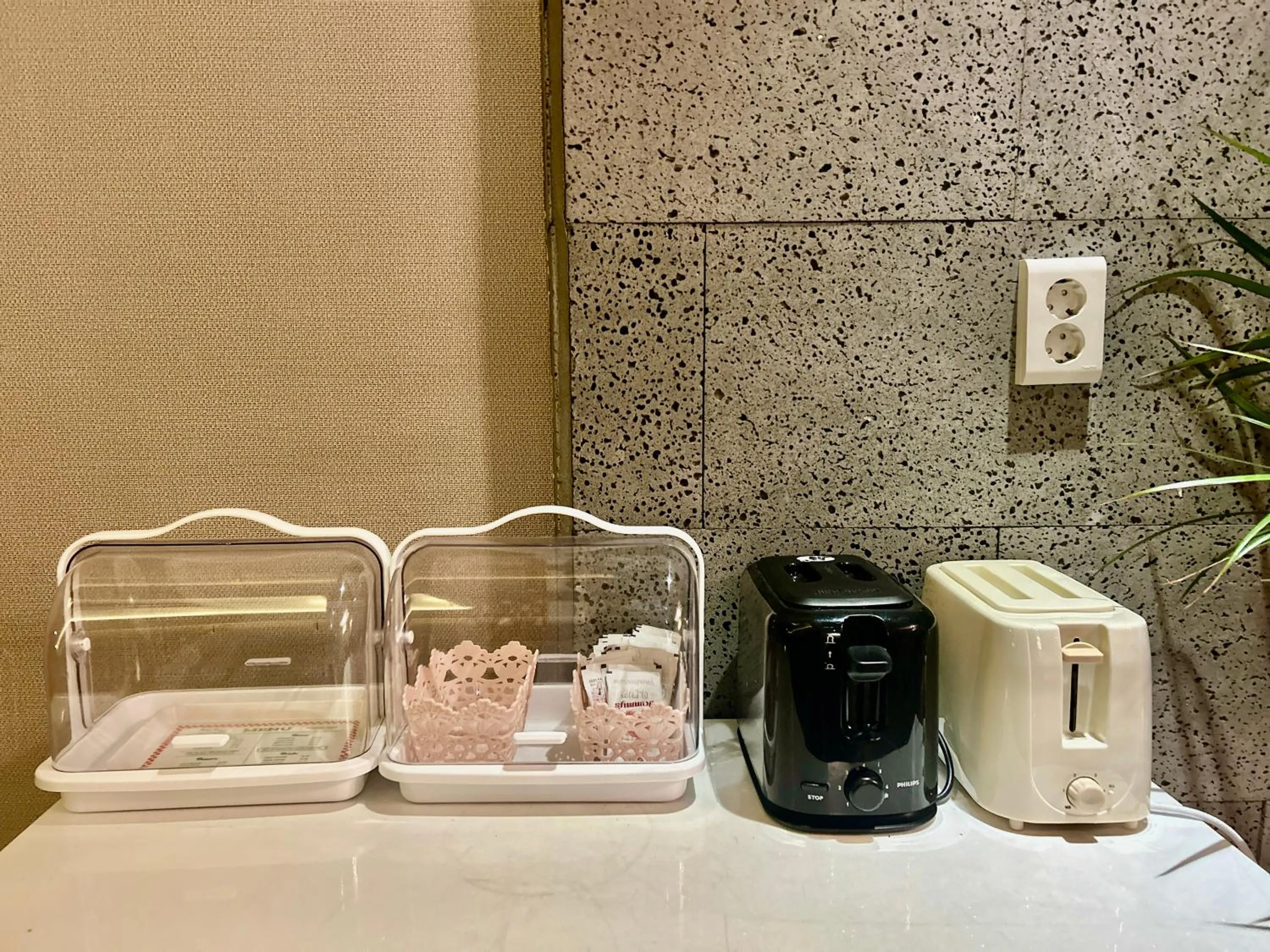toaster in 2SOME Motel