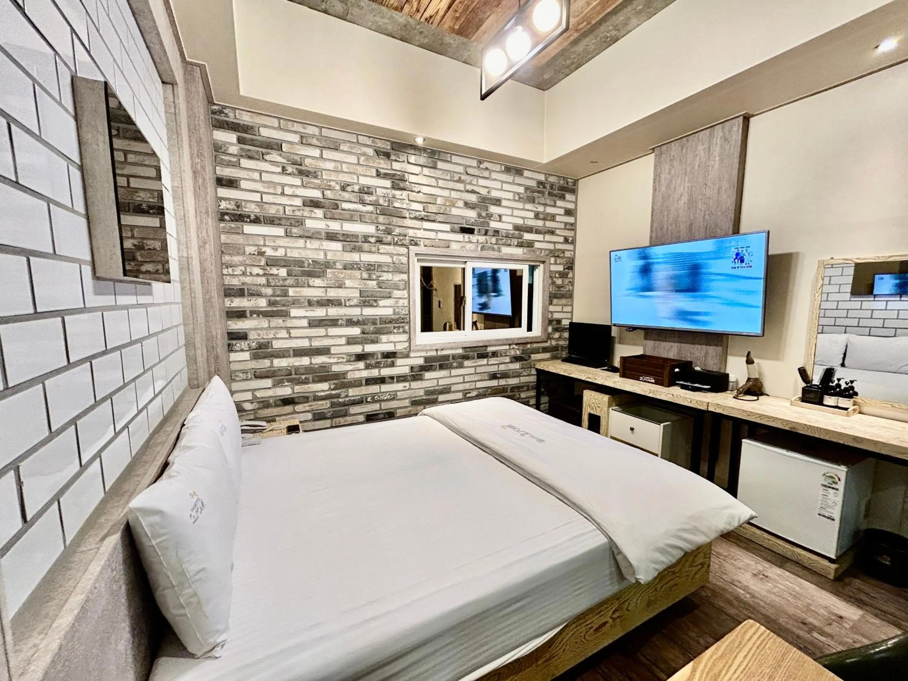 Bed in 2SOME Motel