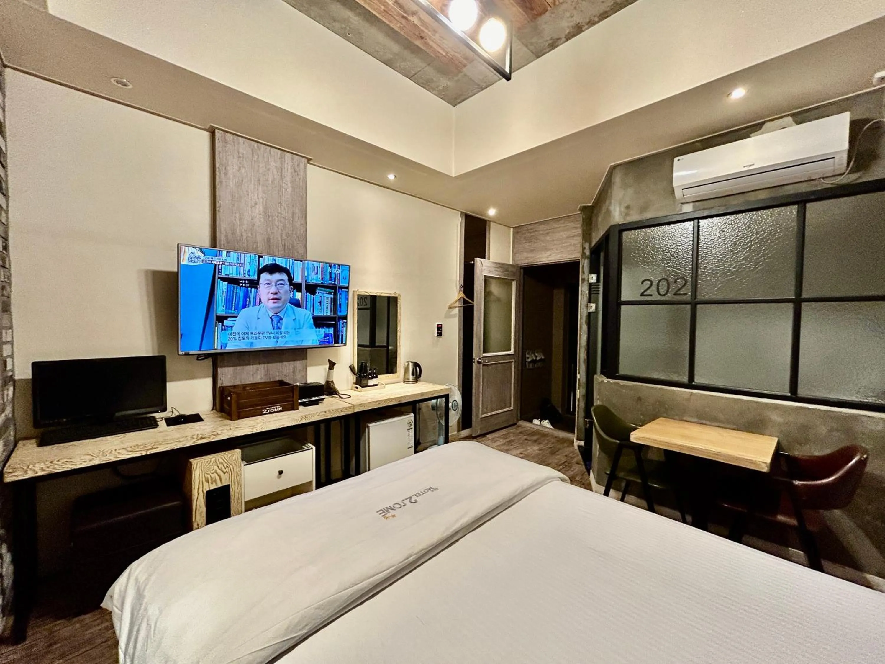 Bed in 2SOME Motel