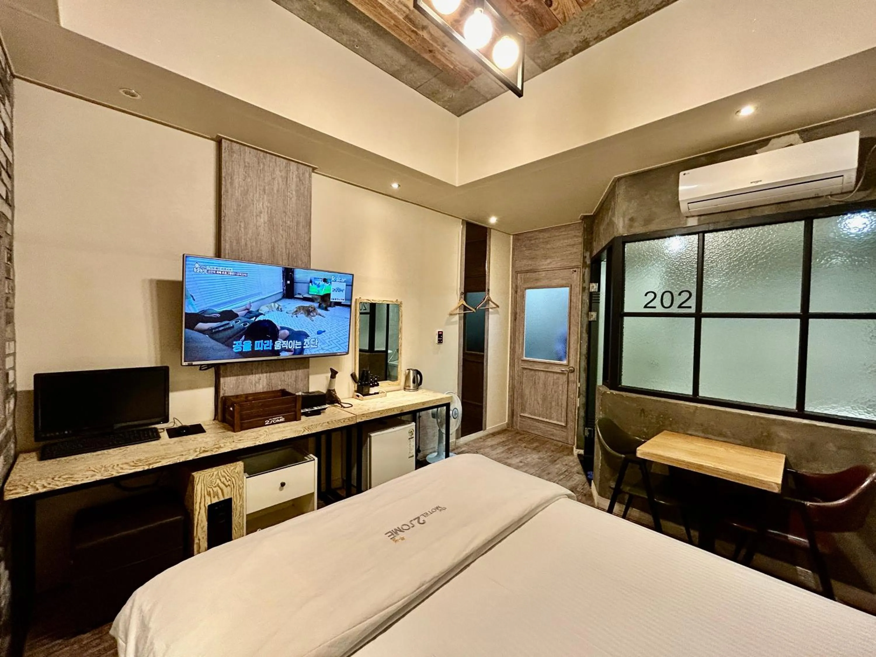 Bed in 2SOME Motel