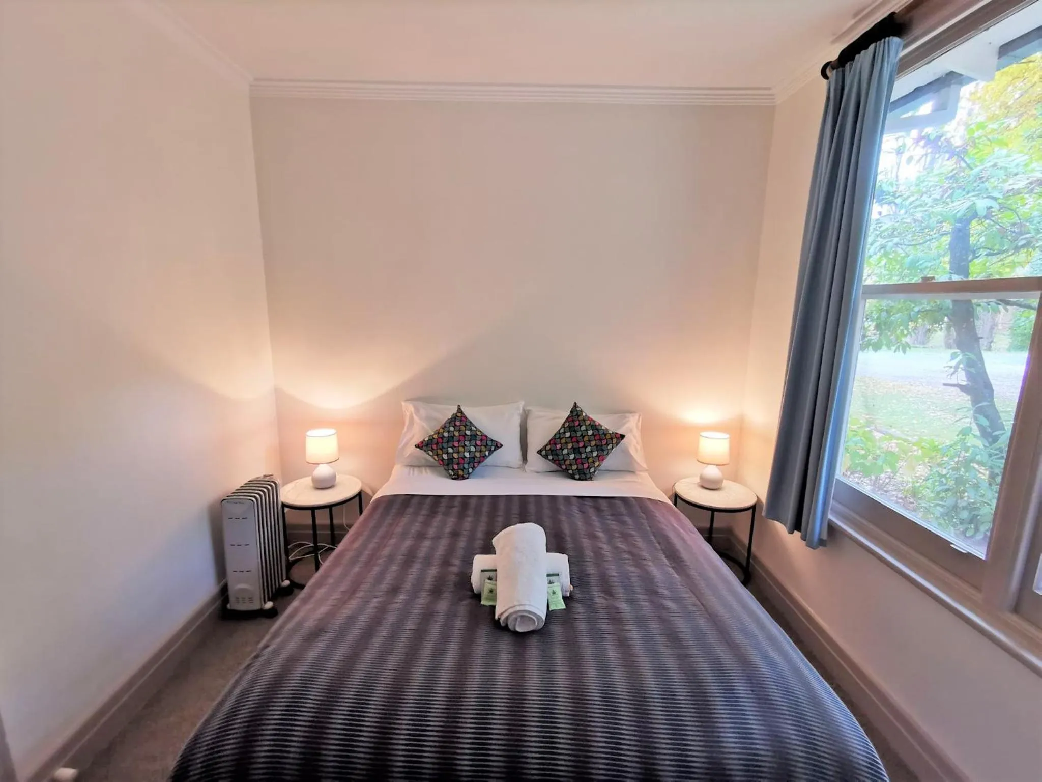 Bed in Elm Lodge Bright