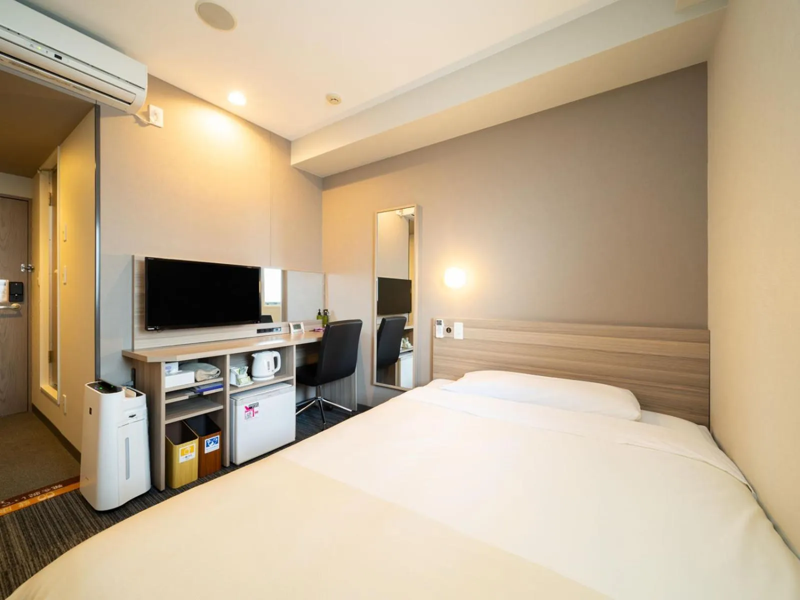 Bed in Super Hotel Shinyokohama