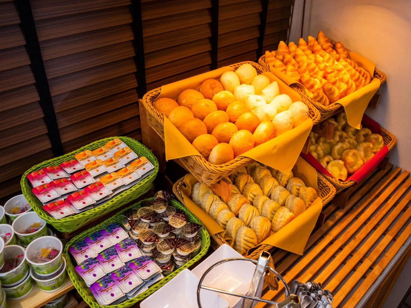 Buffet breakfast in Super Hotel Shinyokohama