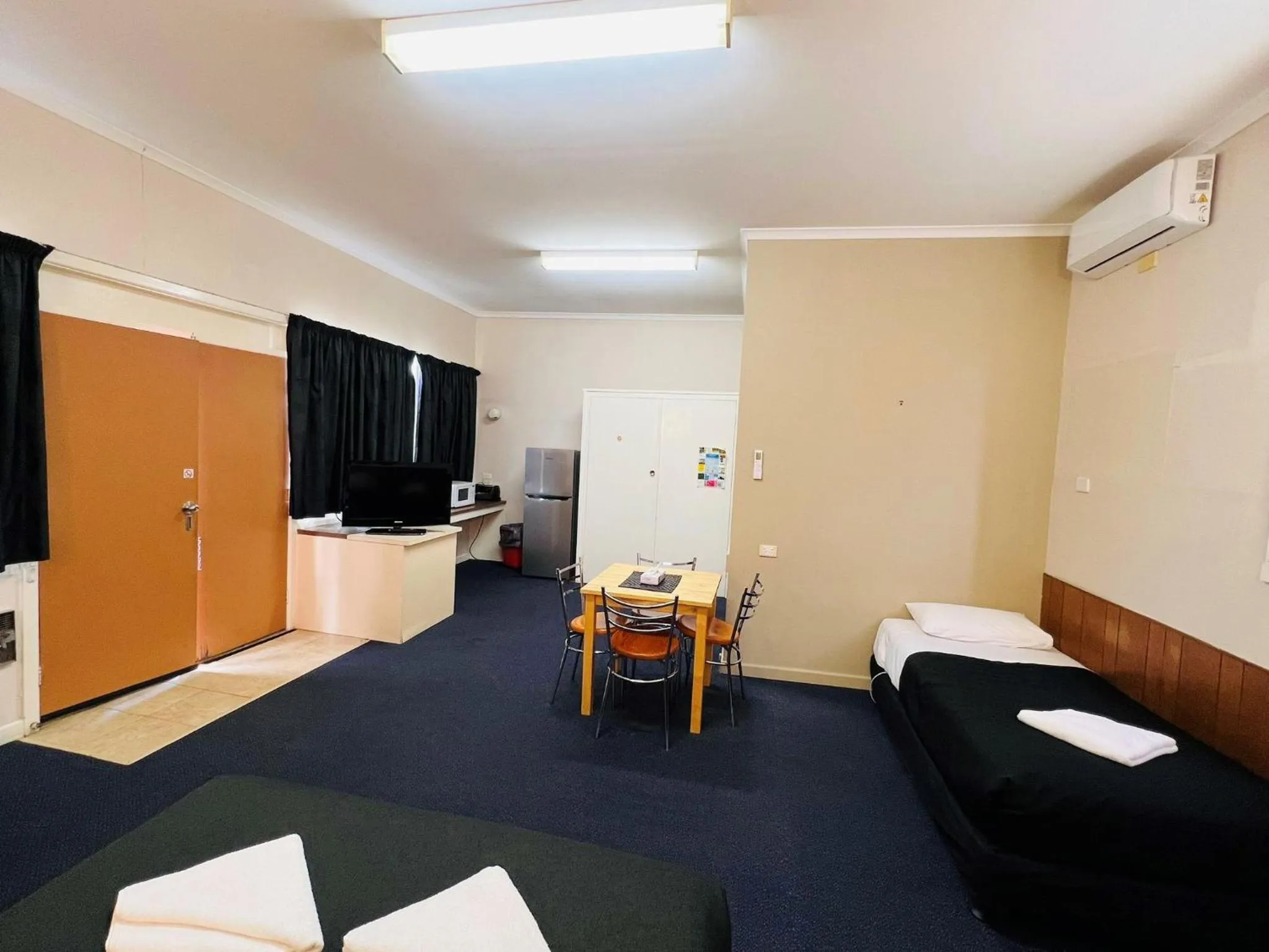 Bedroom, Bed in Horsham Motel