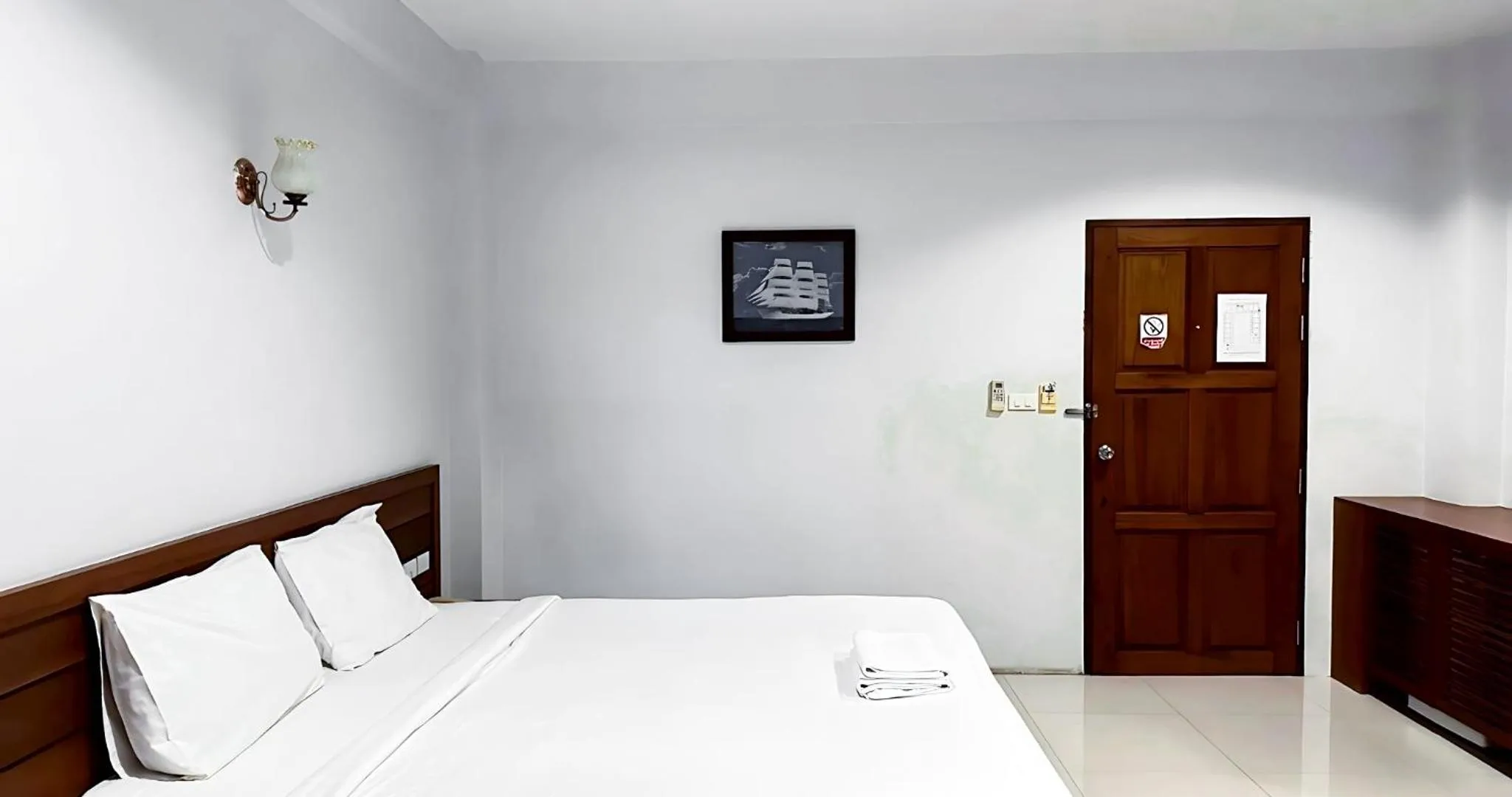 Bathroom, Bed in Perfect Place Hotel