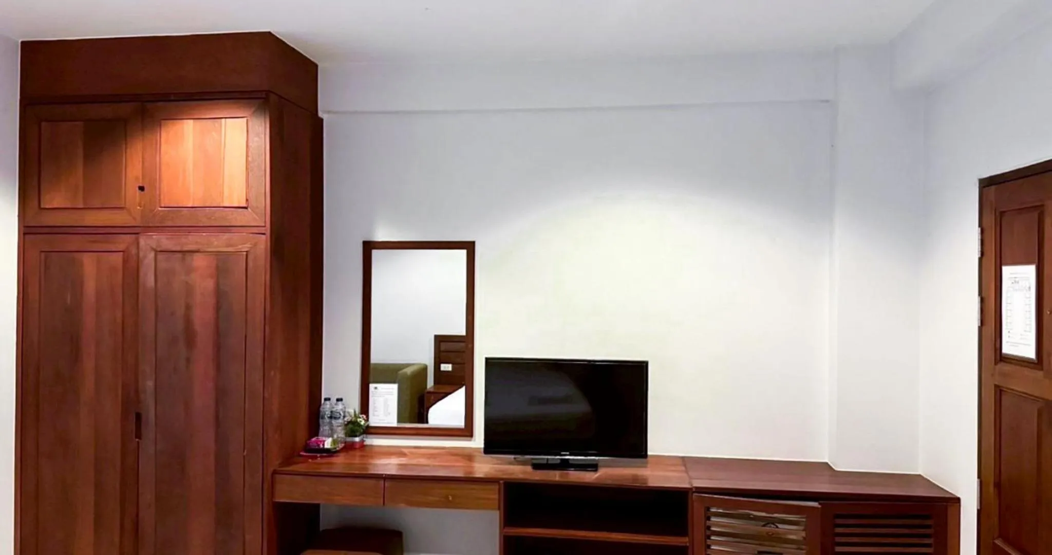 Communal lounge/ TV room in Perfect Place Hotel