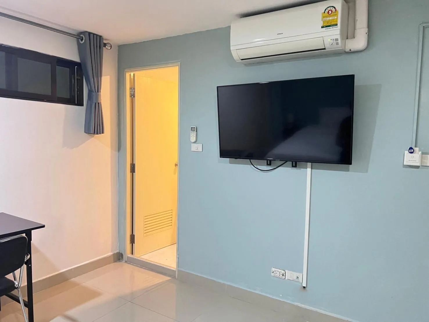 Communal lounge/ TV room in The Freelancer Hotel