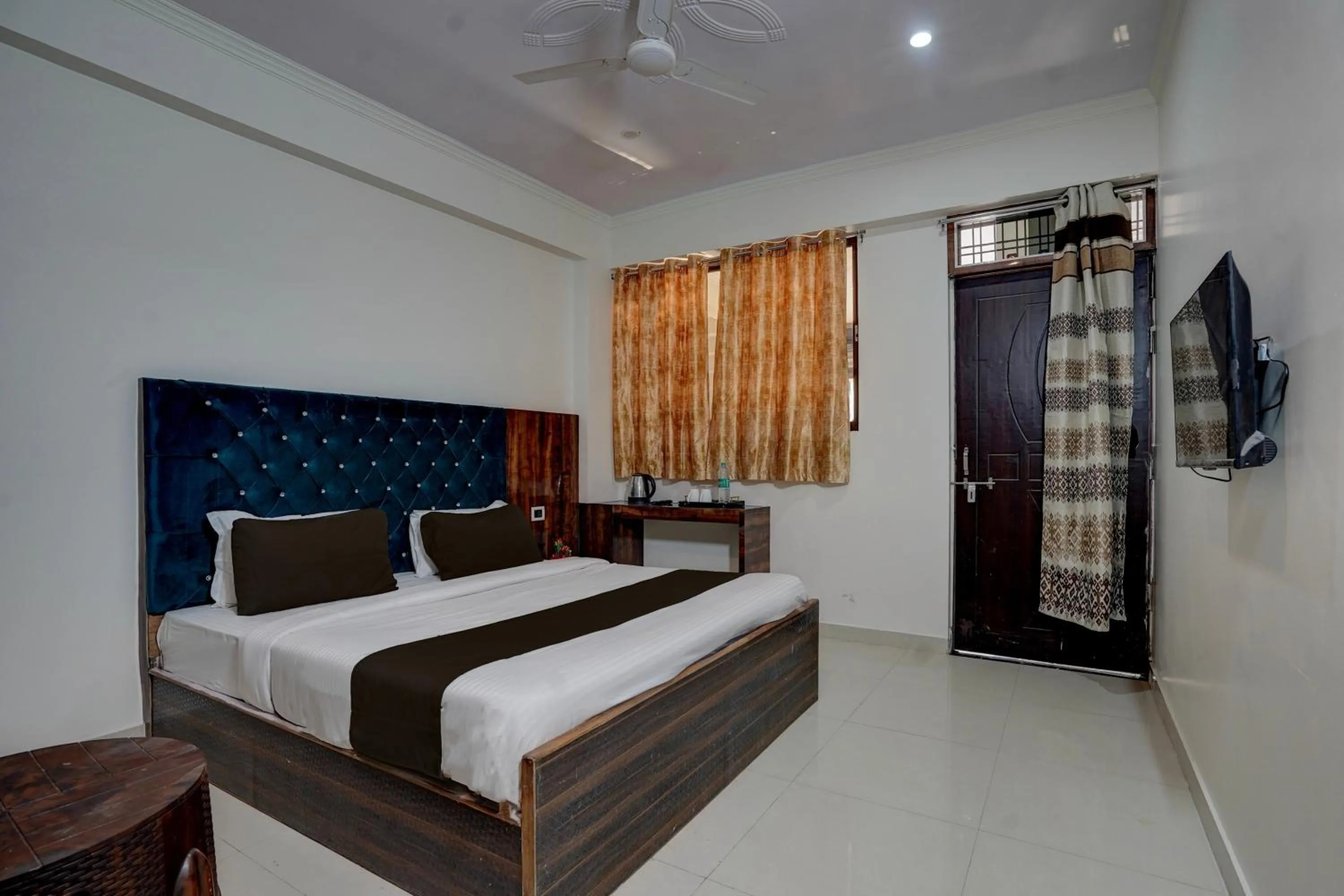 Lobby or reception, Bed in Super Hotel O Swastik Inn
