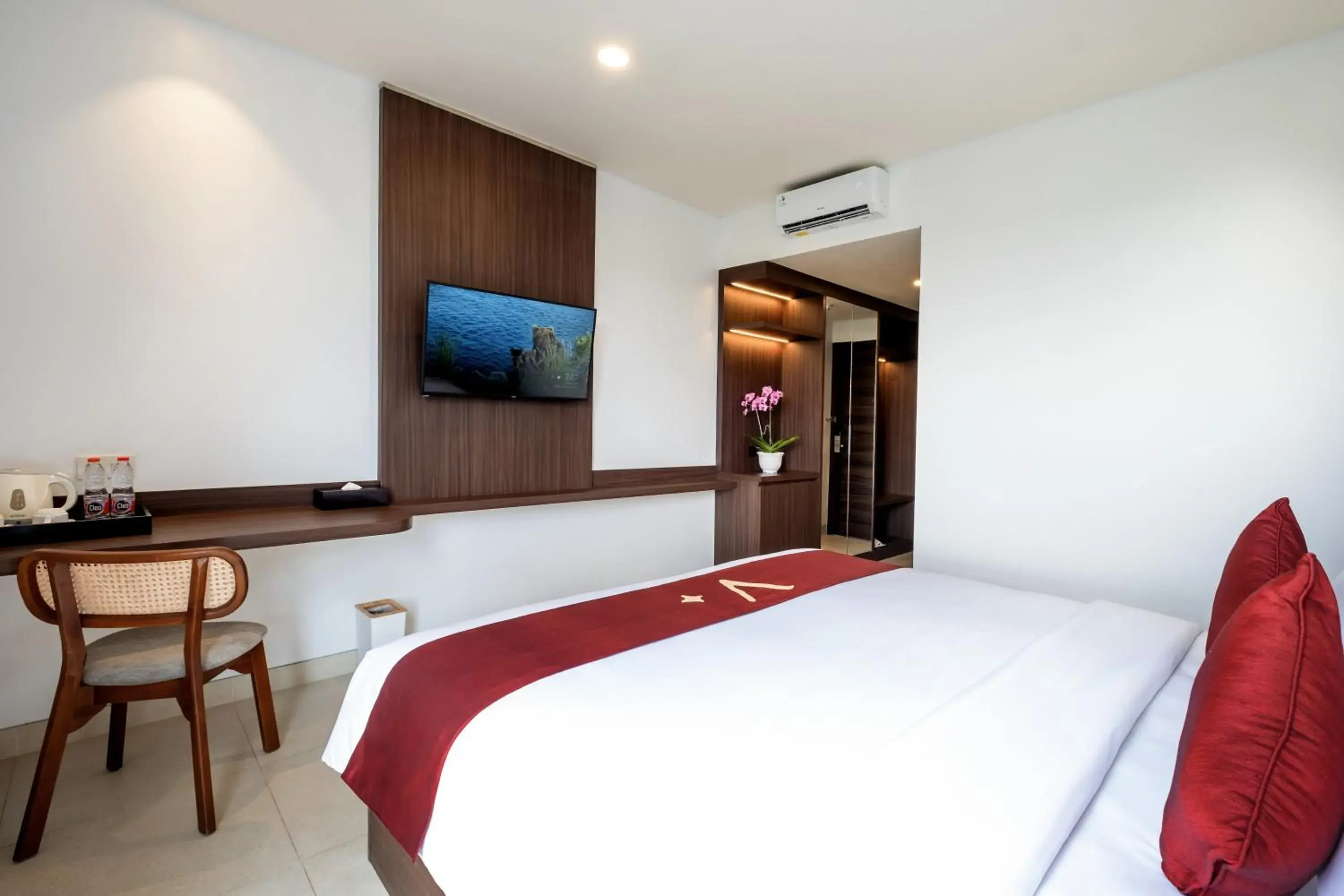 TV and multimedia, Bed in ValStar Hotel Canggu TV and multimedia, Bed in ValStar Hotel Canggu