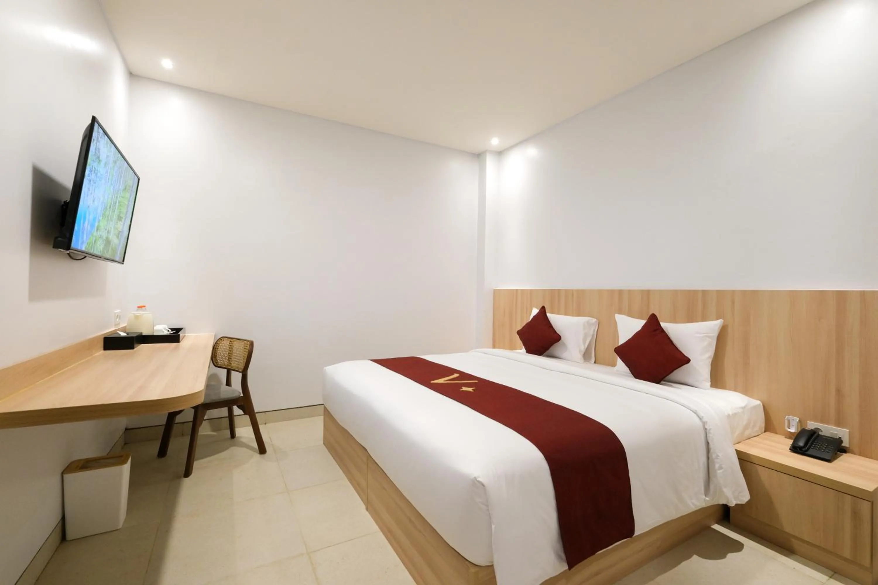 TV and multimedia, Bed in ValStar Hotel Canggu