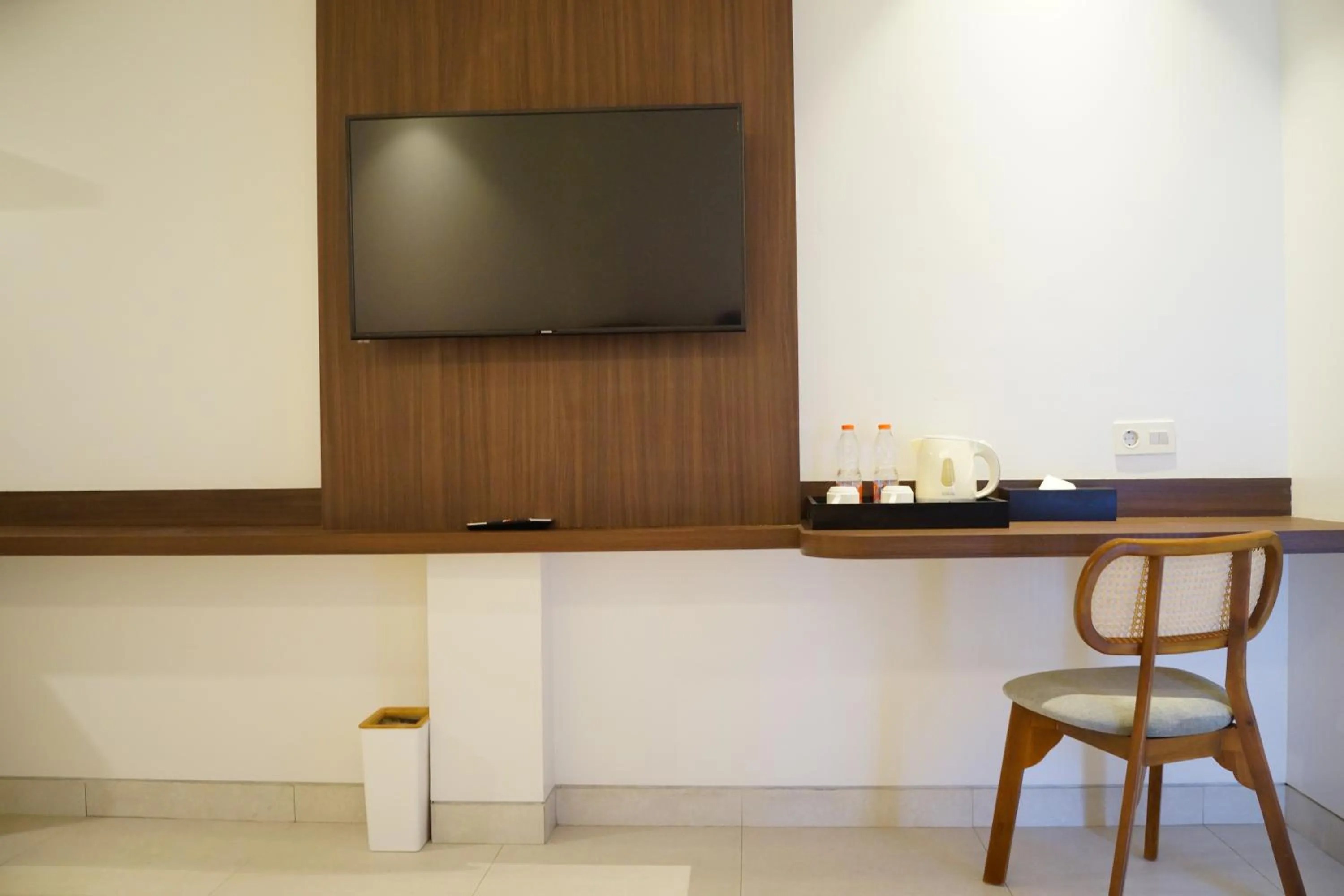 TV and multimedia in ValStar Hotel Canggu