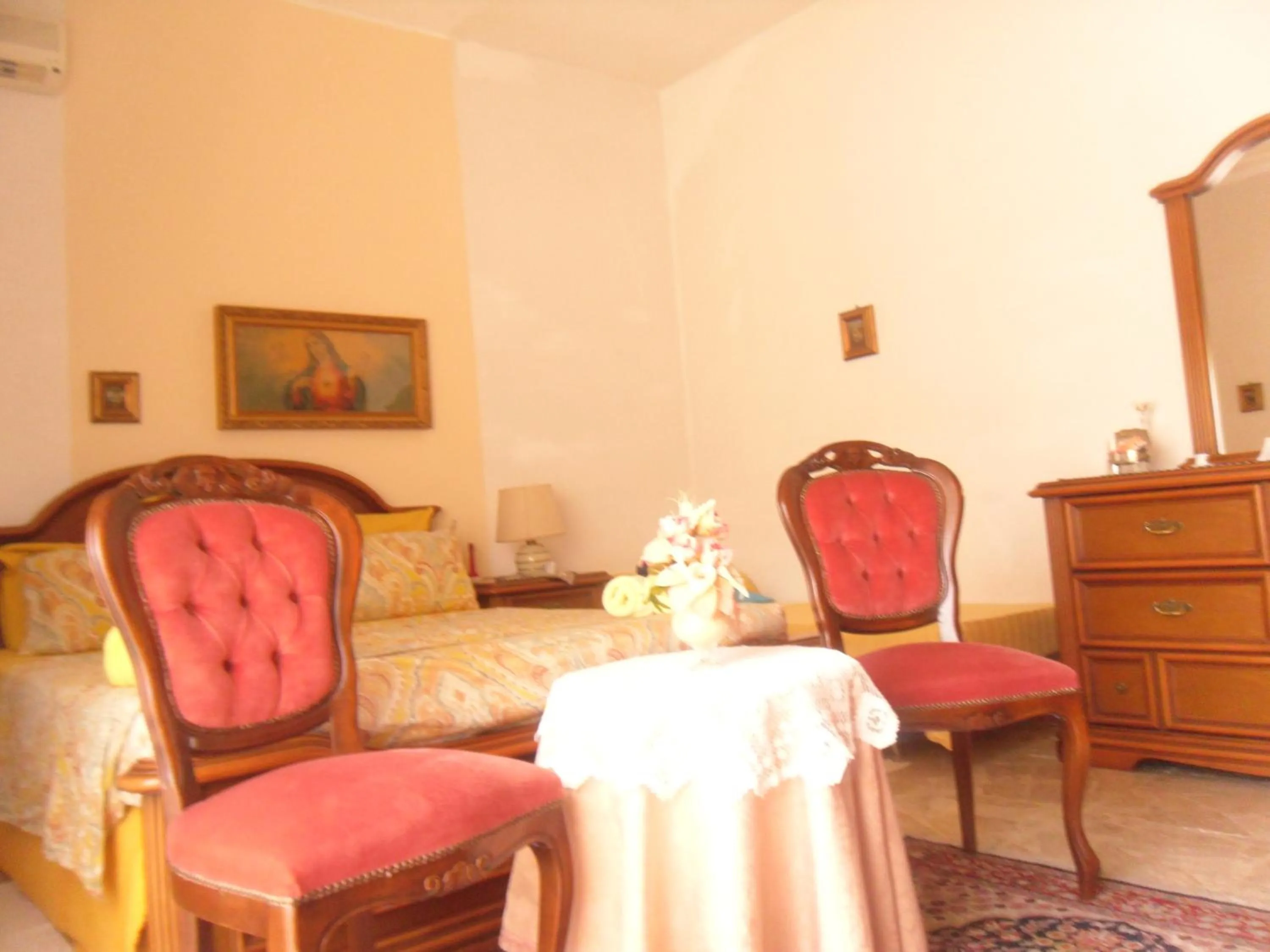 Photo of the whole room, Seating Area in B&B Homme Blanche