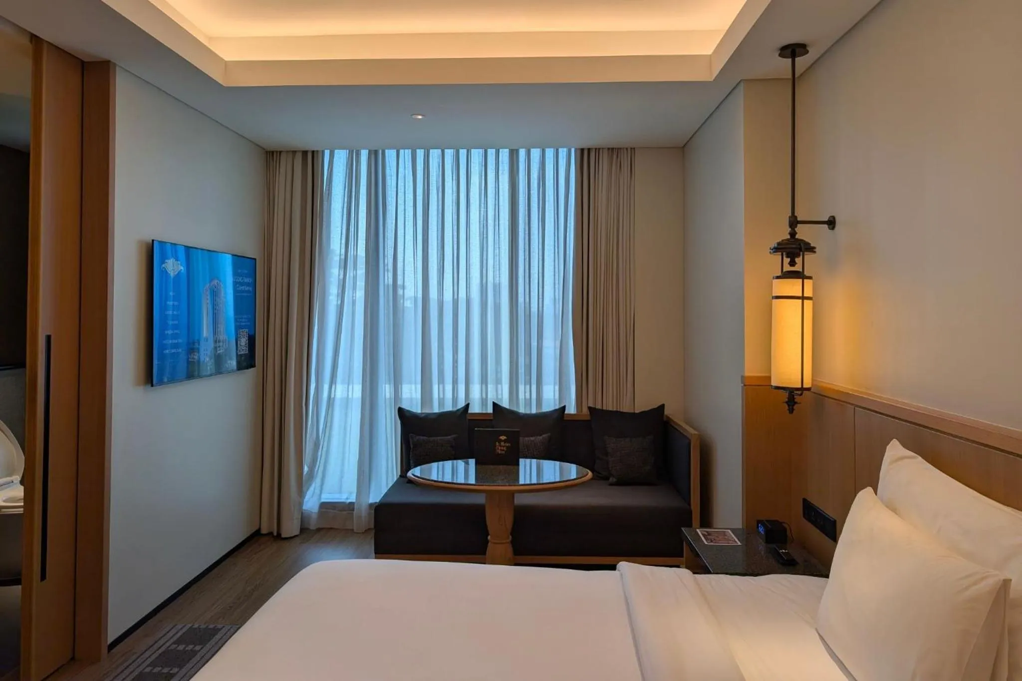 Living room, Bed in Hotel Tentrem Jakarta