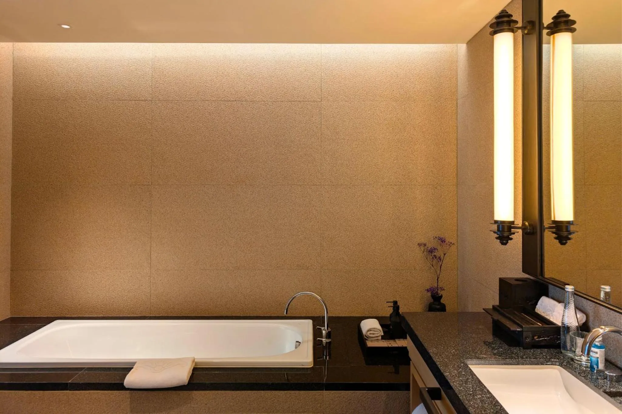 Bathroom, Bed in Hotel Tentrem Jakarta