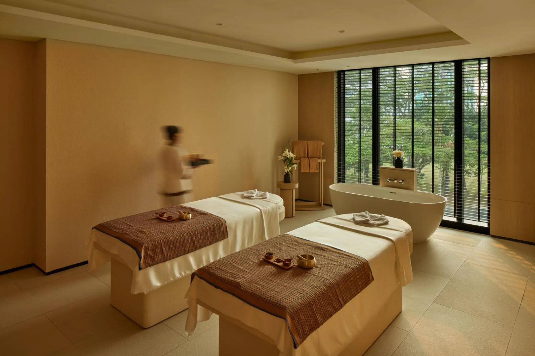 Spa and wellness centre/facilities, Bed in Hotel Tentrem Jakarta