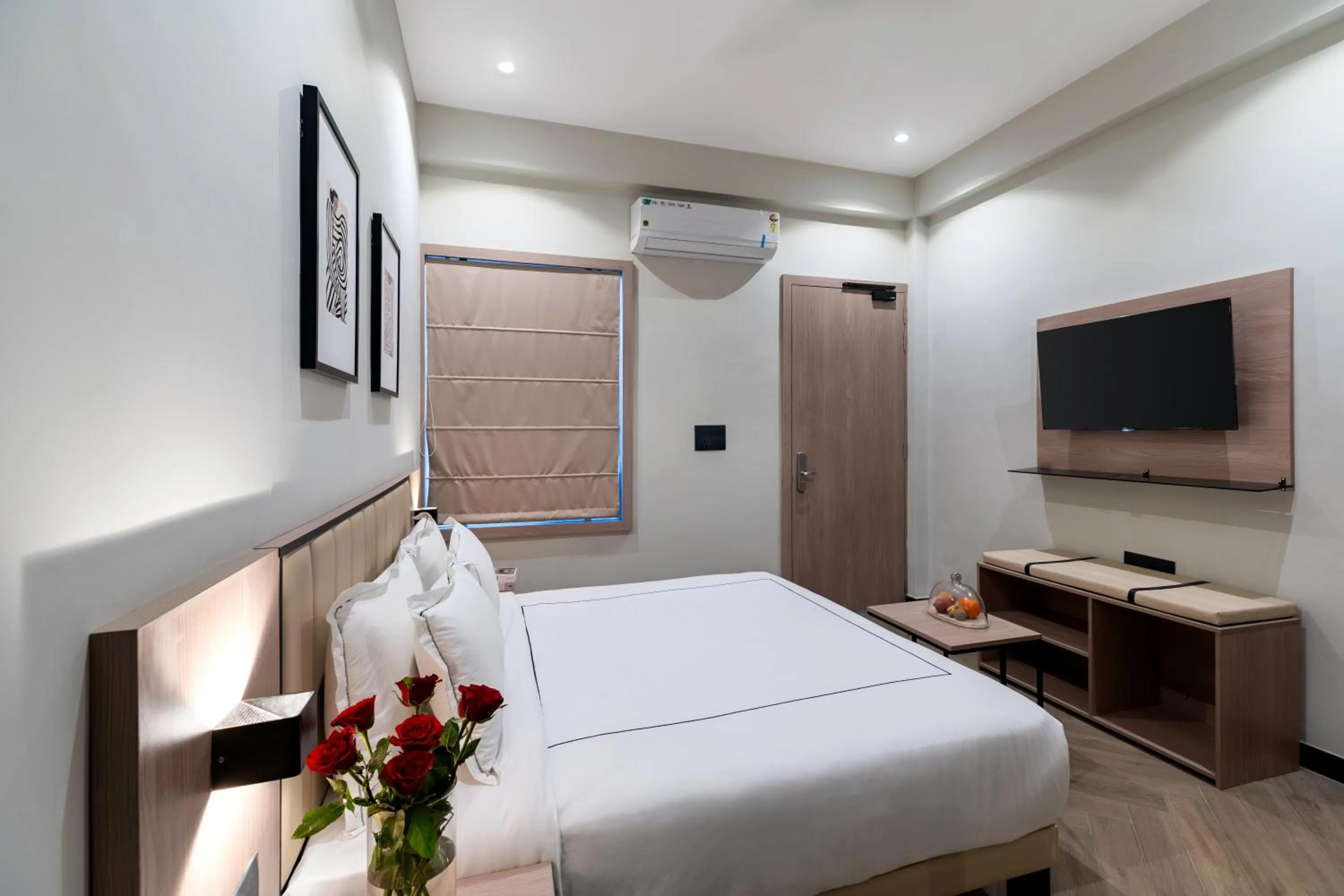 Property building, Bed in Blue Chip Stays - My Downtown Hotels