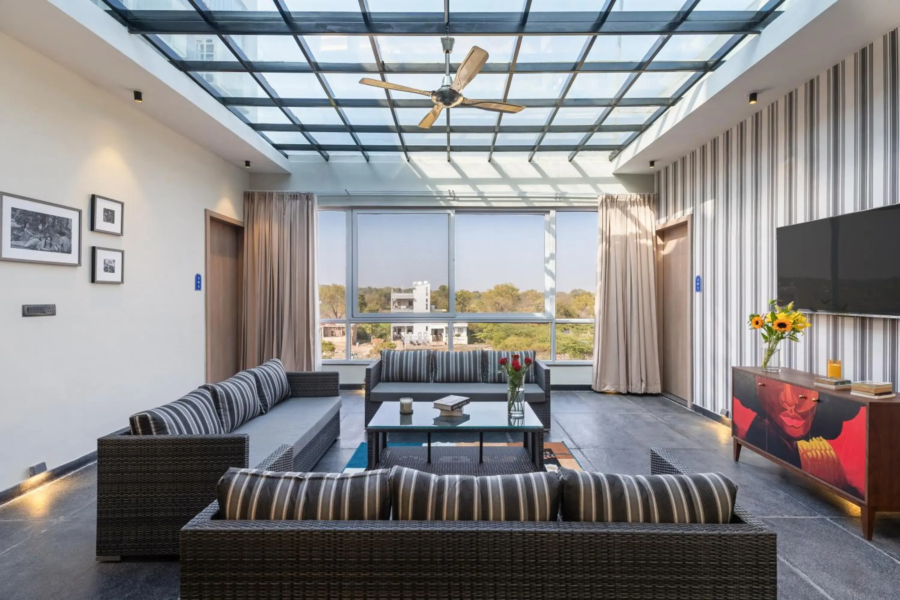 Lounge or bar in My Downtown - Hotel Blue Chip Udaipur Lounge or bar in My Downtown - Hotel Blue Chip Udaipur