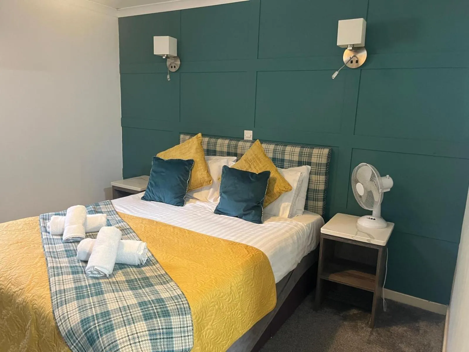 Bedroom, Bed in MacDonald Hotel & Cabins