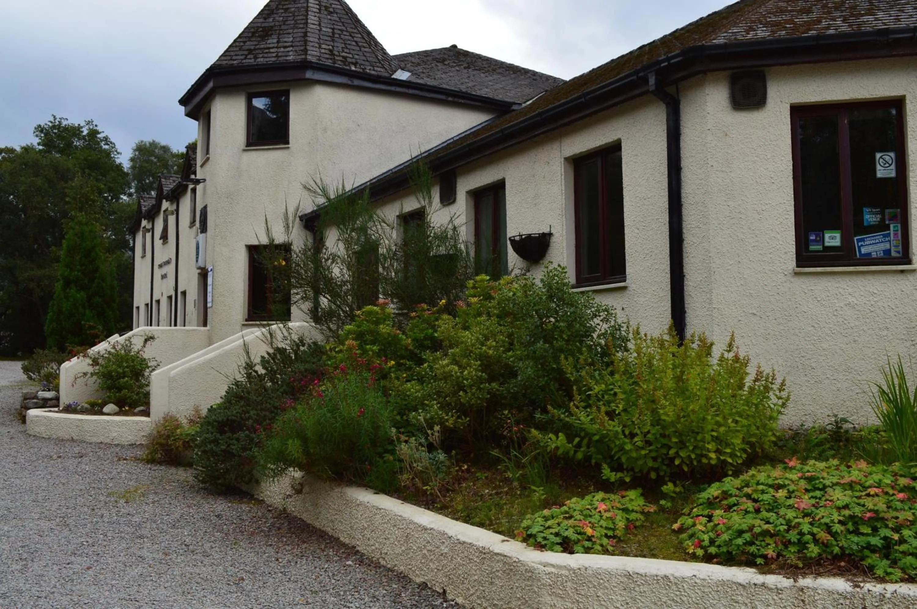 Facade/entrance in MacDonald Hotel & Cabins